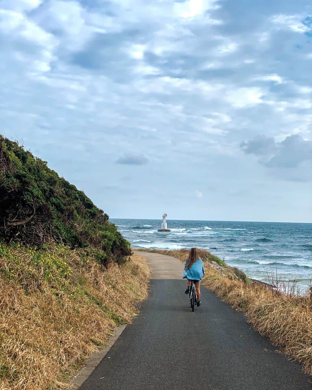 羽石杏奈さんのインスタグラム写真 - (羽石杏奈Instagram)「Island hopping the Nagasaki islands in japan, GOTO⚓️🤍 . 先月はお仕事で、長崎県の五島列島へ🗾 想像を超える美しい景色にたくさん出会えて、 感動の連続だった旅！ . １枚目は、九州最西端にある大瀬崎灯台🕯 1.2kmのトレッキング後に見た景色は、 壮大で自然のパワーをすごく感じたなあ〜 小値賀島の五両ダキ(6枚目)もお気に入りのスポットで、 崖に囲まれたプライベートのようなビーチが とっても素敵な空間だった💎 . たくさんの自然と、歴史的文化、 そして長崎の島の温かさをたくさん感じた旅でした🛳♡ 123📍五島 Goto  45📍新上五島 Shinkami Goto 67📍小値賀 Ojika- my fav! 89📍宇久 Uku #長崎 #長崎旅行 #九州旅行 #genic_japan #gotoトラベル #pr #五島列島 #五島市 #新上五島町 #小値賀町 #宇久町 #大瀬崎灯台 #堂崎教会 #江上天主堂 #五両だき」11月11日 21時39分 - hawaiianna913