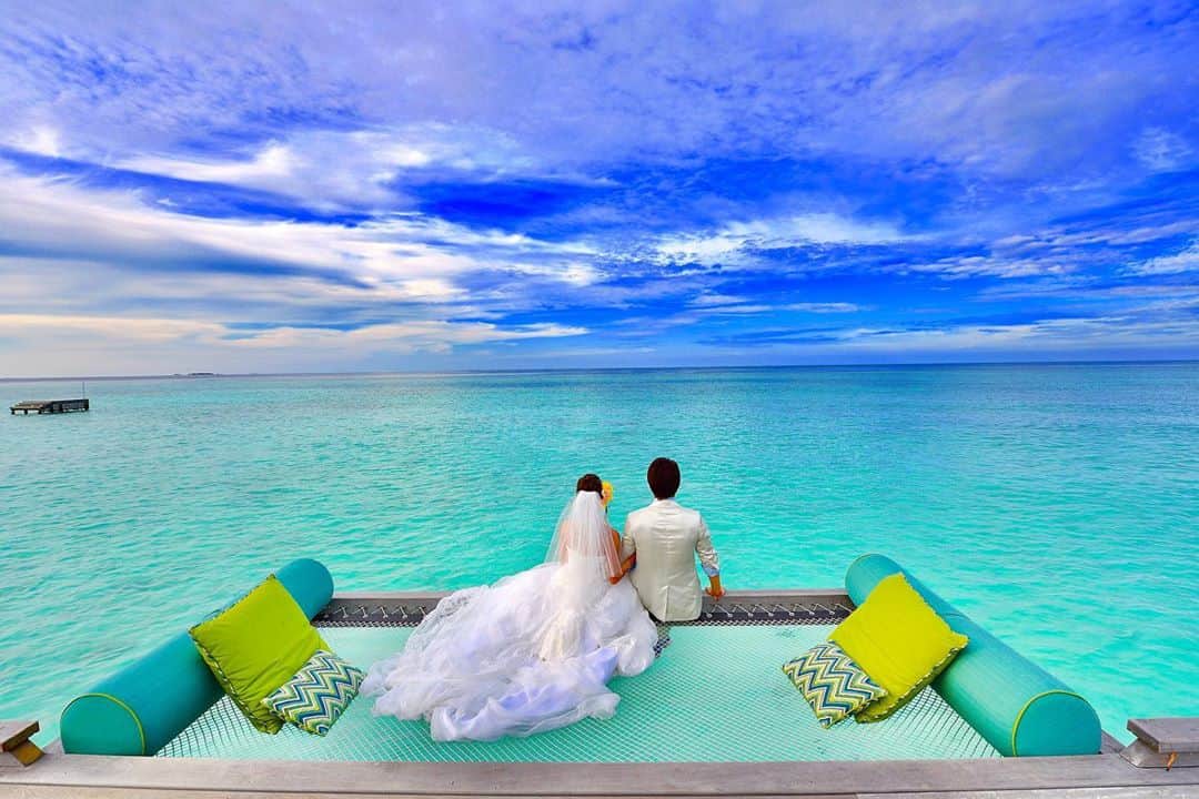岡田栞奈のインスタグラム：「11月11日は 結婚式(挙げた)記念日💒💕  モルディブまた行きたいなあ🇲🇻 思い出の1枚と一緒に☺️ #モルディブ #ハネムーン  #結婚式記念日 #早2年 #夫婦」
