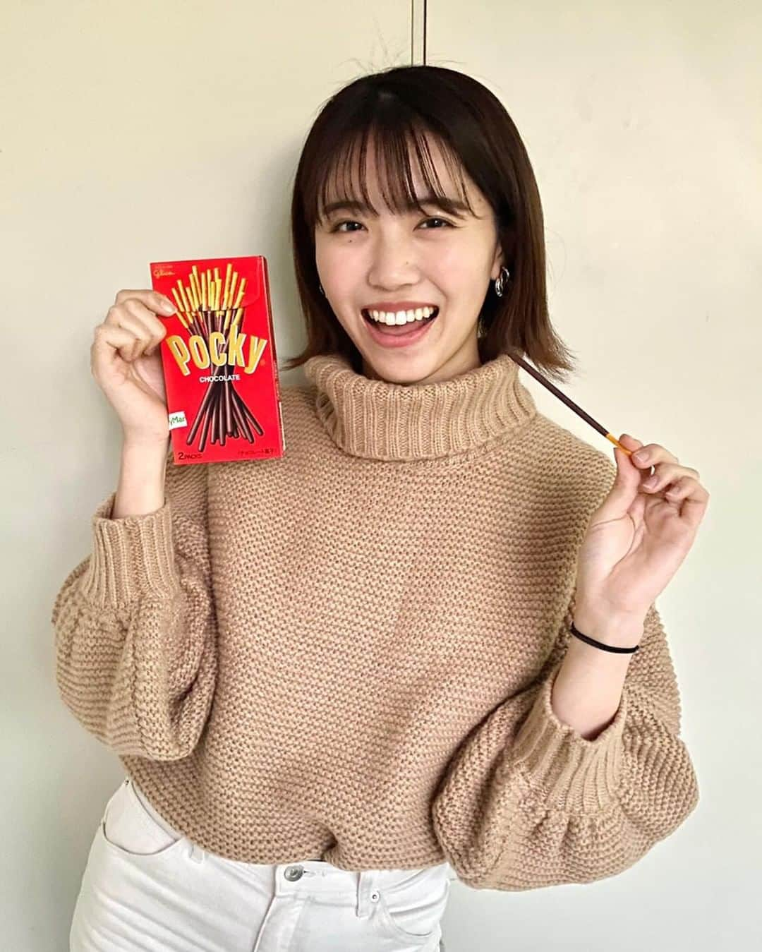 りんご娘さんのインスタグラム写真 - (りんご娘Instagram)「みなさんこんばんは！彩香です♡ 今日は11月11日。ポッキーの日(*≧∀≦*) ということで、大学のお友達みんなでポッキーを食べました❤️みんなもシェアハピしたかな？？  大家晚上好！我彩香🌷 今天是吃些甜食的日子🍨🍫🍮 我和大學朋友一起吃甜食！！我今天也學中文📚 我會盡力做作業💪🏻‼️  #ポッキーの日 #ポッキー #りんご娘 #RINGOMUSUME #彩香」11月11日 21時41分 - _ringo.musume.com_