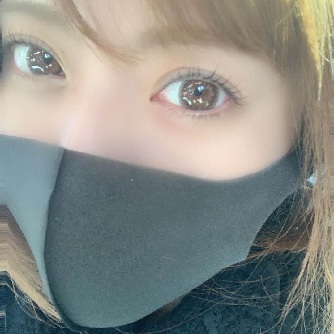 のインスタグラム：「まつ毛˚✧₊⁎❝᷀ົཽ≀ˍ̮ ❝᷀ົཽ⁎⁺˳✧༚ #お任せデザイン  髪もネイルも行かなきゃなのだが 時間がぁぁぁぁぁぁ ない訳ぢゃないが 自分の為に使える時間確保すんのって 意外と大変なのよね🙄 byシンママあーちゃん  笑笑  #やっとインスタ直った #なんだったんだ  ۹(◦`H´◦)۶ﾌﾟﾝｽｶ！ #とりあまる #まつぱ #美活 #メンテナンス」