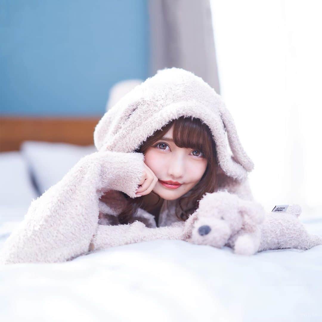 遠藤 玲奈 /endo renaのインスタグラム：「@gelatopique_official さんの イヌモコちゃんで撮影させていただきました🐕🐾 全身とっても可愛くて、 冬物もチェックが止まりませんね☃❄️️💫 . ワンコにでもなりたいもんだ なつくまで時間かかりますけど🧶 . #gelatepique #ジェラートピケ #ジェラピケ #ジェラピケ女子 #パジャマ #パジャマコーデ #グレージュ #アッシュ」