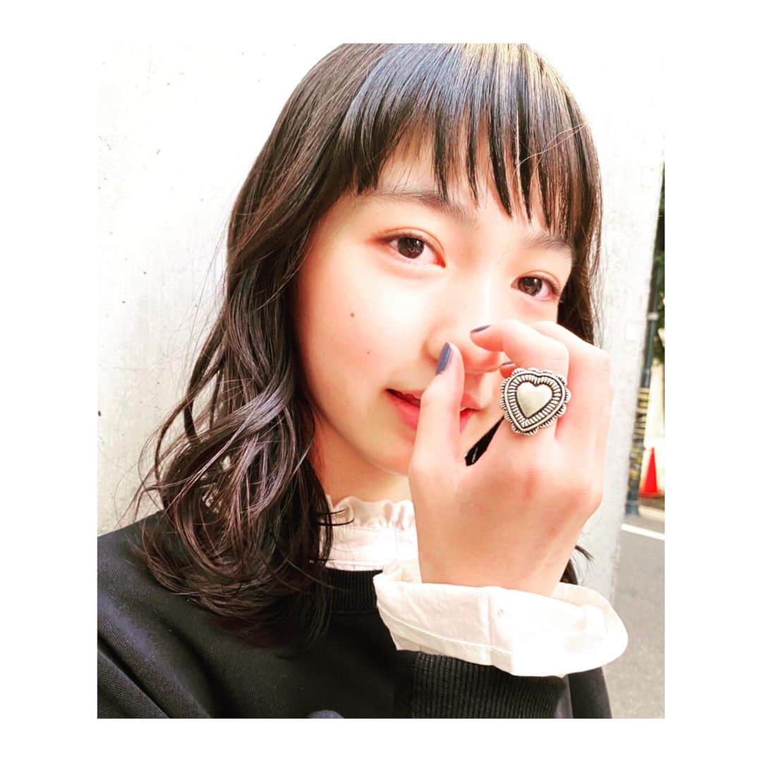 のインスタグラム：「❤︎  大きなハートのリング💍 ネイルは渋めカラーにした💅🏻  鼻かゆかったのかも？(๑˃̵ᴗ˂̵) ・ ・ ・ #ハートリング #wego #ネイル #ブルーグレー #さいです」