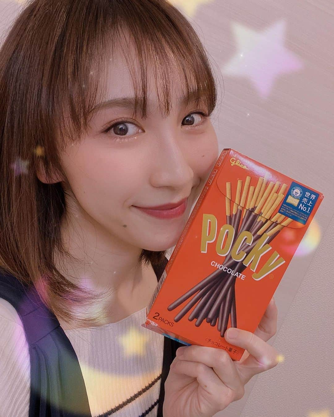 渡辺順子のインスタグラム：「11月11日と言えば💡 #ポッキープリッツの日  ・ 私はポッキー派😋 ポッキーダンスのガッキーが可愛すぎて衝撃を受けたのを忘れない❣️ ・ 久しぶりに赤パッケージのThe定番ポッキー食べたけど、やっぱり美味しいね❤️ ・ なべいびーが大きくなって、 どっち派か言い合える日が来るのを楽しみに待とう🥰 ・ ・ #11月11日  #ポッキーアンドプリッツの日  #プリッツならサラダが好き 💚 #pocky #pretz #ポッキー #プリッツ #毎日が記念日」