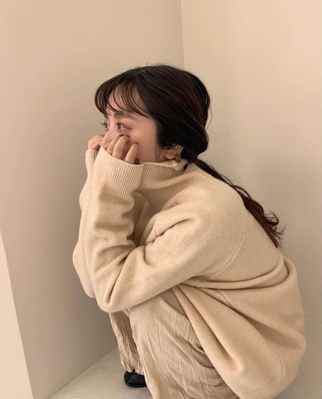 kannnaのインスタグラム：「撮影dayでした〜♡♡ このニットも可愛いから2色買う✌🏻」