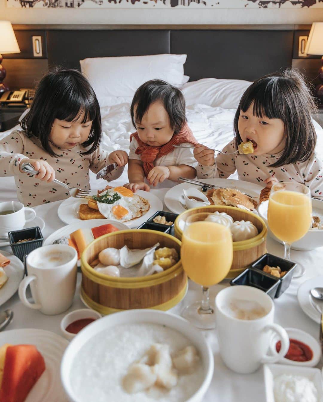 MOMOツインズさんのインスタグラム写真 - (MOMOツインズInstagram)「They rate their staycay by the quality of breakfast. Bonus points for in-room 😆Also, don’t bother asking Lauren if she wants Asian OR Continental. She wants them all!  Enjoyed our stay at @fairmontsingapore. We had the ‘mumcation’ package that includes a 90min aromatherapy massage for mom, @lushsingapore and @uniqlosg amenities plus a delish high tea at @antidotebar.sg  Package is valid till 31 Dec!  #FairmontMumcation #foodies  @wcommunications.sg」11月11日 21時48分 - leialauren
