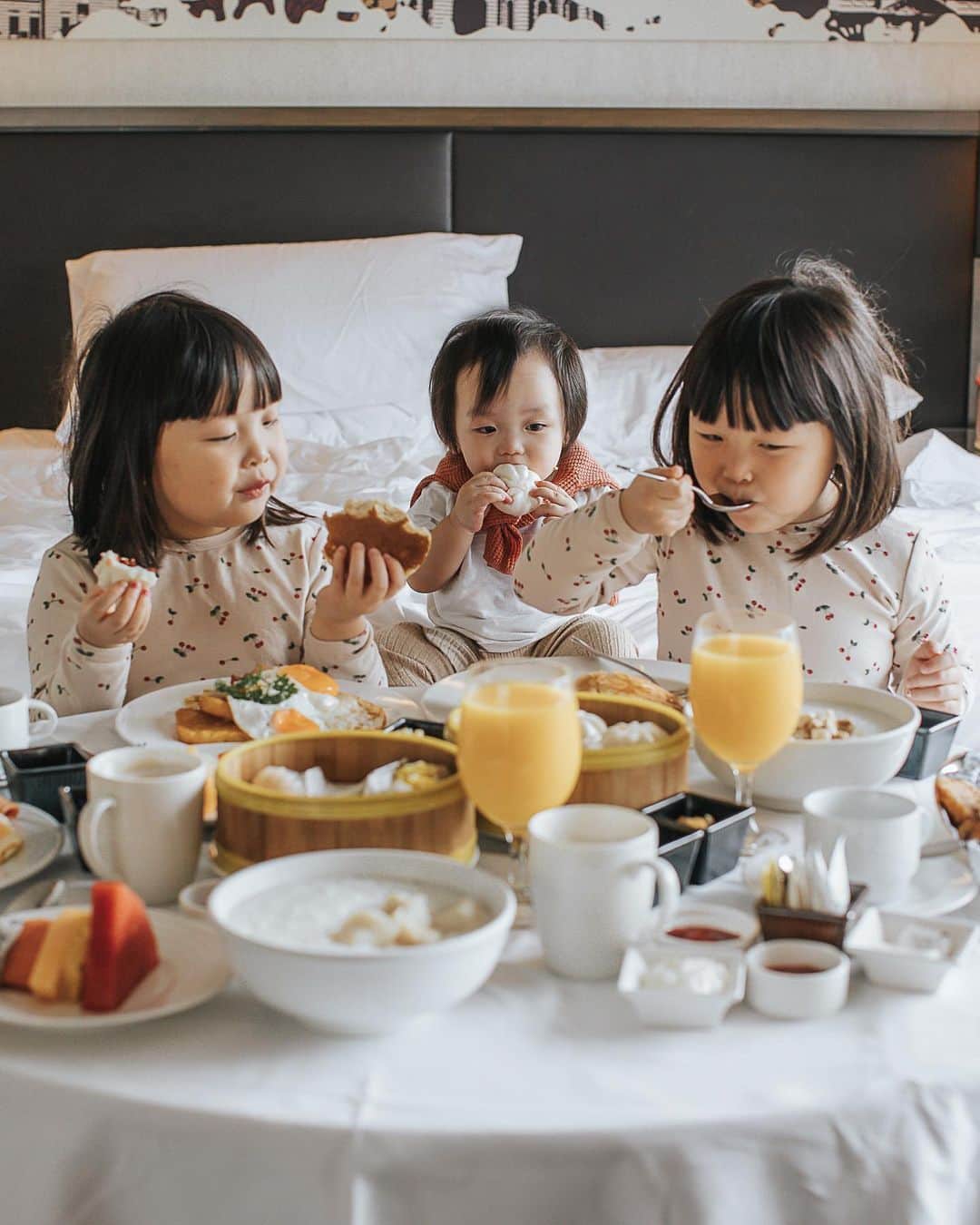 MOMOツインズのインスタグラム：「They rate their staycay by the quality of breakfast. Bonus points for in-room 😆Also, don’t bother asking Lauren if she wants Asian OR Continental. She wants them all!  Enjoyed our stay at @fairmontsingapore. We had the ‘mumcation’ package that includes a 90min aromatherapy massage for mom, @lushsingapore and @uniqlosg amenities plus a delish high tea at @antidotebar.sg  Package is valid till 31 Dec!  #FairmontMumcation #foodies  @wcommunications.sg」