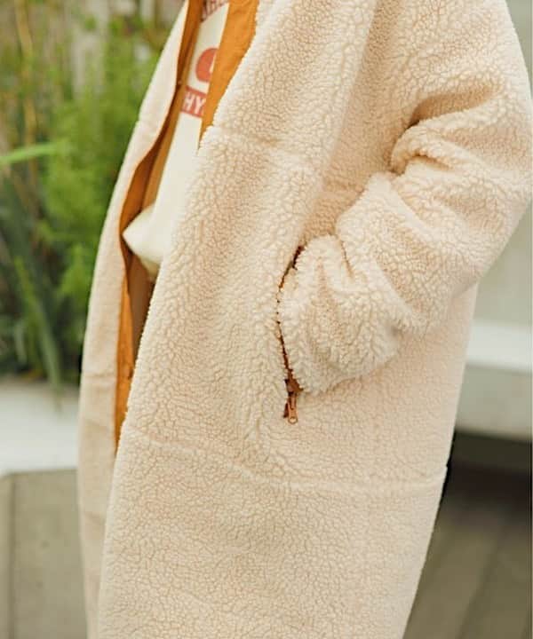 のインスタグラム：「＼＼NEW ARRIVAL／／ ㅤㅤㅤㅤㅤㅤㅤㅤㅤㅤㅤㅤㅤ  #パイピングボアコート KHK.DGRN.BEG.BRN ¥6,600(taxin) ㅤㅤㅤㅤ  Holiday大人気のボアシリーズから 今季トレンドのパイピングコートに アップデート！ カジュアルな印象のボアアウターも 選ぶカラーによってがらりと 雰囲気が変わるので どれも欲しくなるデザインが魅力的◎ 中は裏地付きになっており、 風も通しにくく保温効果も抜群！ 手がすっぽりと入るポケット付き♪ アームから身幅までゆったりとした シルエットなのでニットや厚手の スウェットも着込みやすく、 これからの寒い時期にも大活躍の 万能アウターです♪  #arholiday #auntierosaholiday #アンティローザホリデー #arh #arh_ootd #fashion #instafashion #coordinate #ootd #outfit #outfitoftheday #instacode #fashonista #fashiongram #holiday_aw2020  #Autumn #Autumncollection  #ボアコート　#ノーカラーボアコート #ボアアウター　#ロングコート #パイピングコート　#ボアパイピング」