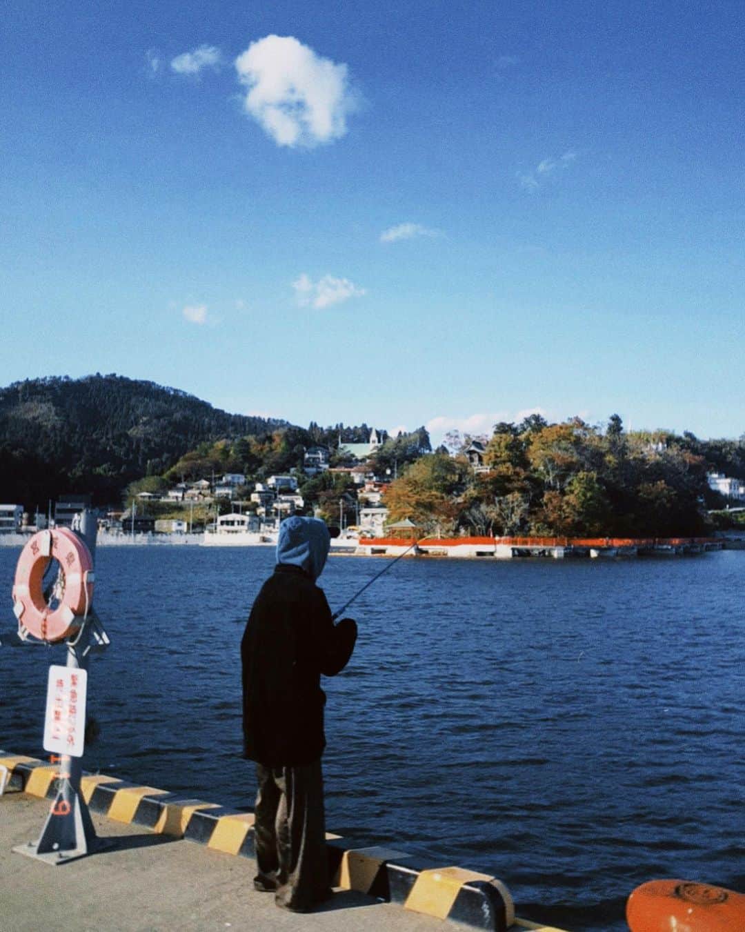 蒔田彩珠さんのインスタグラム写真 - (蒔田彩珠Instagram)「☺︎︎ 日焼けに耐えられなくて&全然釣れなくて 1時間もしないで退散。。🎣」11月11日 21時48分 - makita_aju