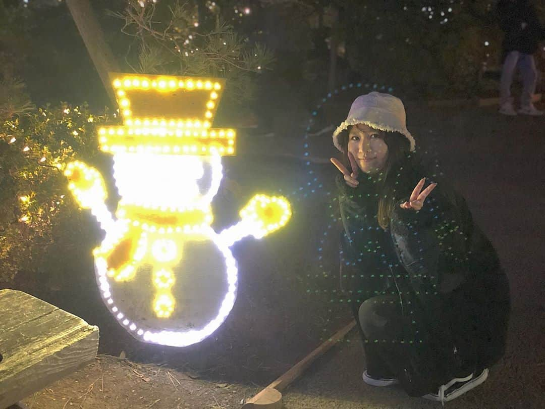 福士奈央さんのインスタグラム写真 - (福士奈央Instagram)「ㅤㅤㅤㅤㅤㅤㅤㅤㅤㅤㅤㅤㅤ あしかがフラワーパークに行ってきました🌼 ㅤㅤㅤㅤㅤㅤㅤㅤㅤㅤㅤㅤㅤ 今はイルミネーションの時期で、ここのイルミネーションはイルミネーションアワード5年連続1位🏅日本一全国一のイルミネーションです✨ ㅤㅤㅤㅤㅤㅤㅤㅤㅤㅤㅤㅤㅤ 1、2枚目の写真は、”奇蹟の大藤” です！鬼滅の刃でも藤の花出てくるよね👺 3枚目は、生命の樹🌳 木をよーく見ると鳥が止まってたり蝶々がいたり可愛かったです☻ 4枚目はゆきだるま☃️ なぜか上下逆さまになった雪だるまが私に被ってます🙂なぜ？ ㅤㅤㅤㅤㅤㅤㅤㅤㅤㅤㅤㅤㅤ ㅤㅤㅤㅤㅤㅤㅤㅤㅤㅤㅤㅤㅤ あしかがフラワーパーク行くのは多分小学生ぶりでここのイルミネーションを見るのは初めてだったからすっごく感動しました🥺 ㅤㅤㅤㅤㅤㅤㅤㅤㅤㅤㅤㅤㅤ 時間の関係でちょっとしかいれなかったんだけど次行く時はゆっくり見て周りたいな〜！ ㅤㅤㅤㅤㅤㅤㅤㅤㅤㅤㅤㅤㅤ 出店もたくさんあって、私は大好きな上州名物の焼きまんじゅうと、こちらも大好きなお店のクレープをいただきました😋 ㅤㅤㅤㅤㅤㅤㅤㅤㅤㅤㅤㅤㅤ ㅤㅤㅤㅤㅤㅤㅤㅤㅤㅤㅤㅤㅤ あしかがフラワーパークのイルミネーションは2021年2月7日までやっているそうなので、ぜひ皆さんもこの景色を見に栃木まで足を運んでくれたら嬉しいです☺️💐 ㅤㅤㅤㅤㅤㅤㅤㅤㅤㅤㅤㅤㅤ ㅤㅤㅤㅤㅤㅤㅤㅤㅤㅤㅤㅤㅤ これからも栃木の事いっぱい発信していきます！お楽しみに〜 ㅤㅤㅤㅤㅤㅤㅤㅤㅤㅤㅤㅤㅤ ㅤㅤㅤㅤㅤㅤㅤㅤㅤㅤㅤㅤㅤ ㅤㅤㅤㅤㅤㅤㅤㅤㅤㅤㅤㅤㅤ #あしかがフラワーパーク #栃木県 #足利市 #イルミネーション #あいらぶ栃木」11月11日 22時00分 - ske48_fukushi