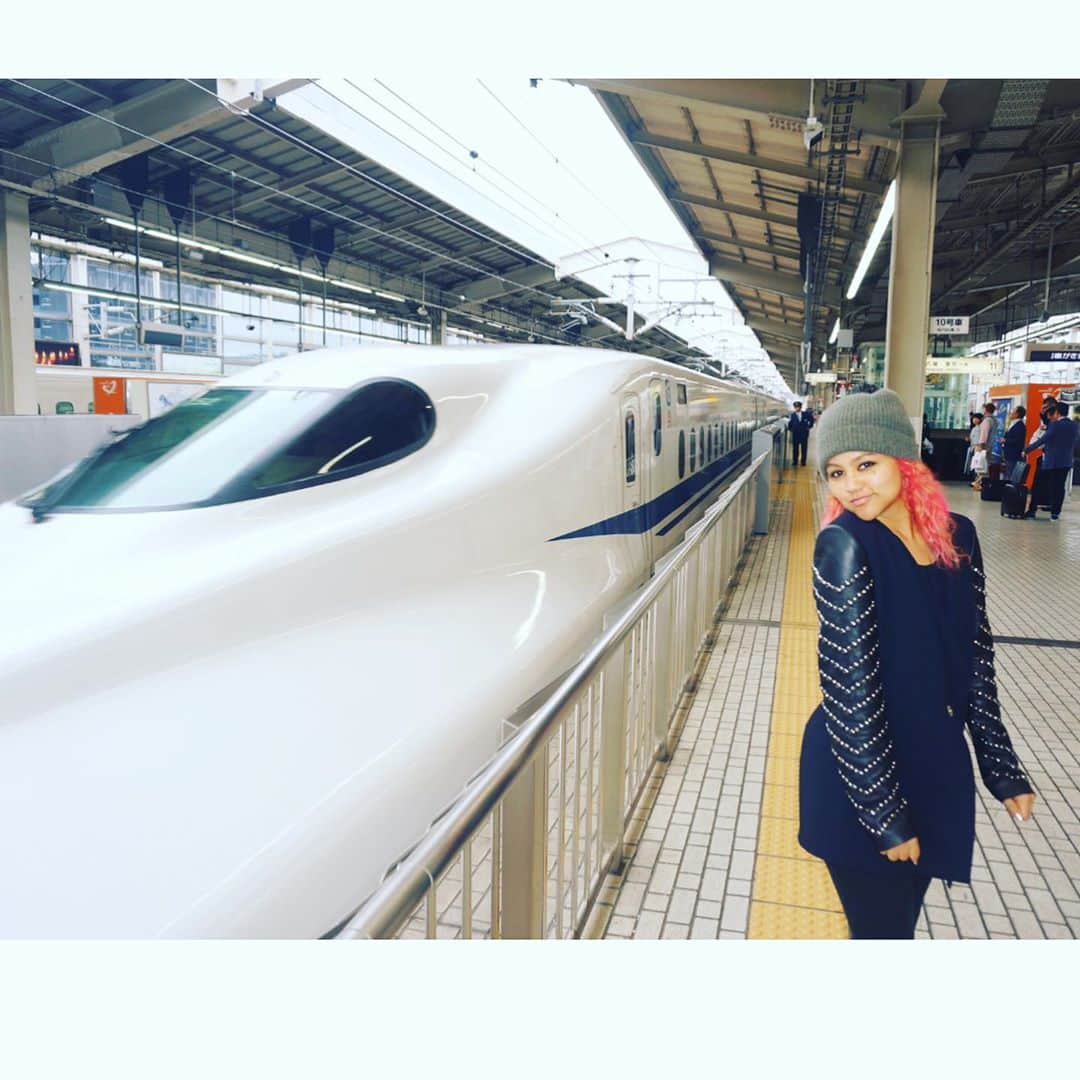 キャット・デルーナさんのインスタグラム写真 - (キャット・デルーナInstagram)「#tb woke up at 6AM, sprayed my hair pink and went to get lost in the Bamboo forest of Kyoto,Japan before getting on the train back to do a show in Tokyo. That’s a typical spontaneous morning with me😂! It was rejuvenating though! Swipe left to see the forest! #ilovejapan #kyoto #japan #nihongo #iswearimjapanese #kyotobambooforest #nottoolongago」11月11日 22時00分 - katdeluna