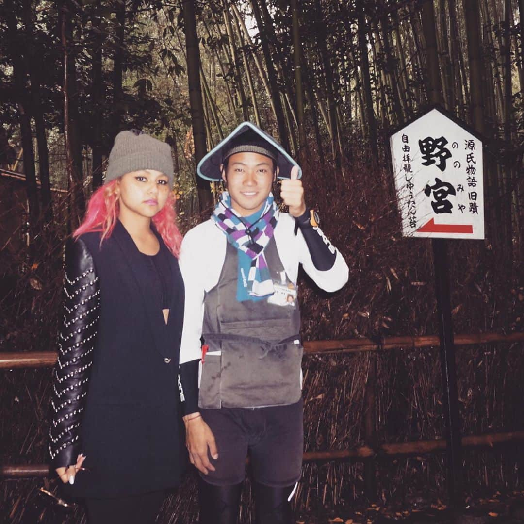 キャット・デルーナのインスタグラム：「#tb woke up at 6AM, sprayed my hair pink and went to get lost in the Bamboo forest of Kyoto,Japan before getting on the train back to do a show in Tokyo. That’s a typical spontaneous morning with me😂! It was rejuvenating though! Swipe left to see the forest! #ilovejapan #kyoto #japan #nihongo #iswearimjapanese #kyotobambooforest #nottoolongago」