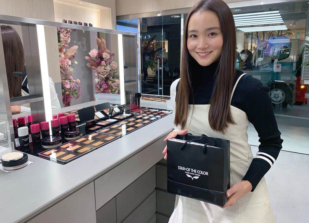 遠藤瞳のインスタグラム：「ベースメイクブランド @starofthecolor_official  表参道本店が11/16にリニューアルオープン👏 先日プレオープンにお邪魔しました。  クリームファンデーションは なんと18色というカラーバリエーション😳 ファンデーションとハイライト、シェーディング、 チークをタッチアップしていただきました🧏‍♀️ クリームタイプとは思えない軽いつけ心地と ナチュラルな艶感でお肌をつるんと 美しく見せてくれます✨  スタイリッシュな とっても素敵な空間なので 是非足を運んでみてください😌💕  #コスメ #ファンデーション #STAROFTHECOLOR #スターオブザカラー」