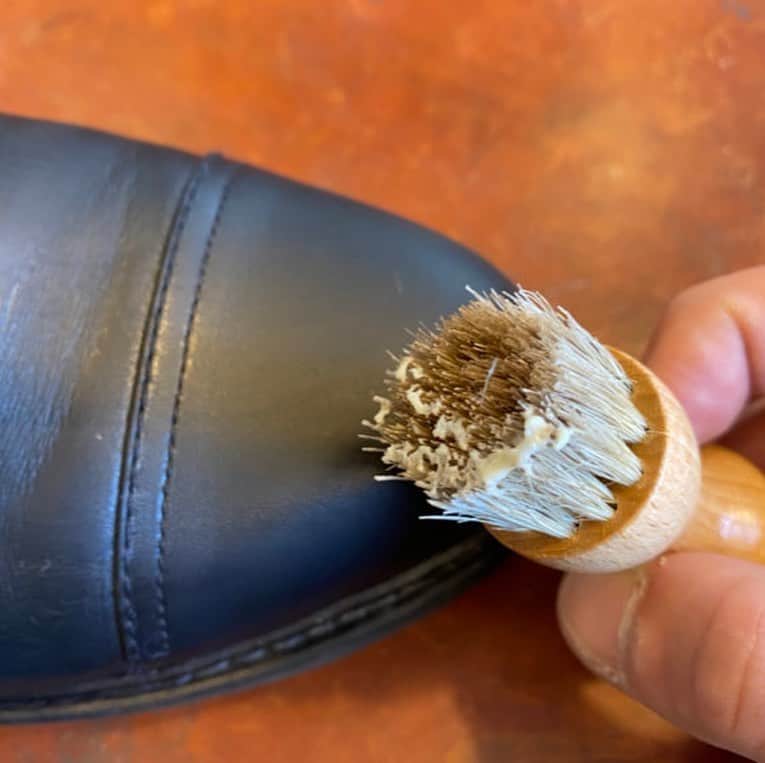 m.mowbrayさんのインスタグラム写真 - (m.mowbrayInstagram)「STEP1 ホコリを落とす まずは、馬毛ブラシを使用して、靴の表面のホコリを落としていきます。  STEP2 汚れを除去 全体のホコリ落としが終わったら、革靴用の水性クリーナーステインリムーバーを使用します。 ステインリムーバーを付属のリムーバークロスに、指先が少し湿るくらい染み込ませてから優しく靴全体を拭き上げます。  STEP3 靴クリームを塗る 全体の汚れ落としが終わったら、塗布用のペネトレィトブラシを使って、靴クリーム・シュークリームジャーを塗りこんでいきます。靴クリームの量は靴片方につき、お米２～３粒程度が適量です。  STEP4 クリームをなじませる 靴クリームをまんべんなく塗り終わったら、しっかりと靴クリームの成分を浸透させるためにブラシを使ってなじませましょう。  STEP5 クロスで磨く 最後の仕上げにグローブクロスで乾拭きを行いましょう。 「ブラシでよく馴染ませたから十分でしょう！」と思われるかもしれませんが、磨いた状態をキレイに維持するコツでもあります。  【M.MOWBRAY セントウィリアムセット（4,070円税込）】  #mmowbray #mowbray #shoecare #shoeshine﻿ #モゥブレィ #靴磨き #革靴 #シューケアセット #セントウィリアムセット」11月11日 22時01分 - m.mowbray