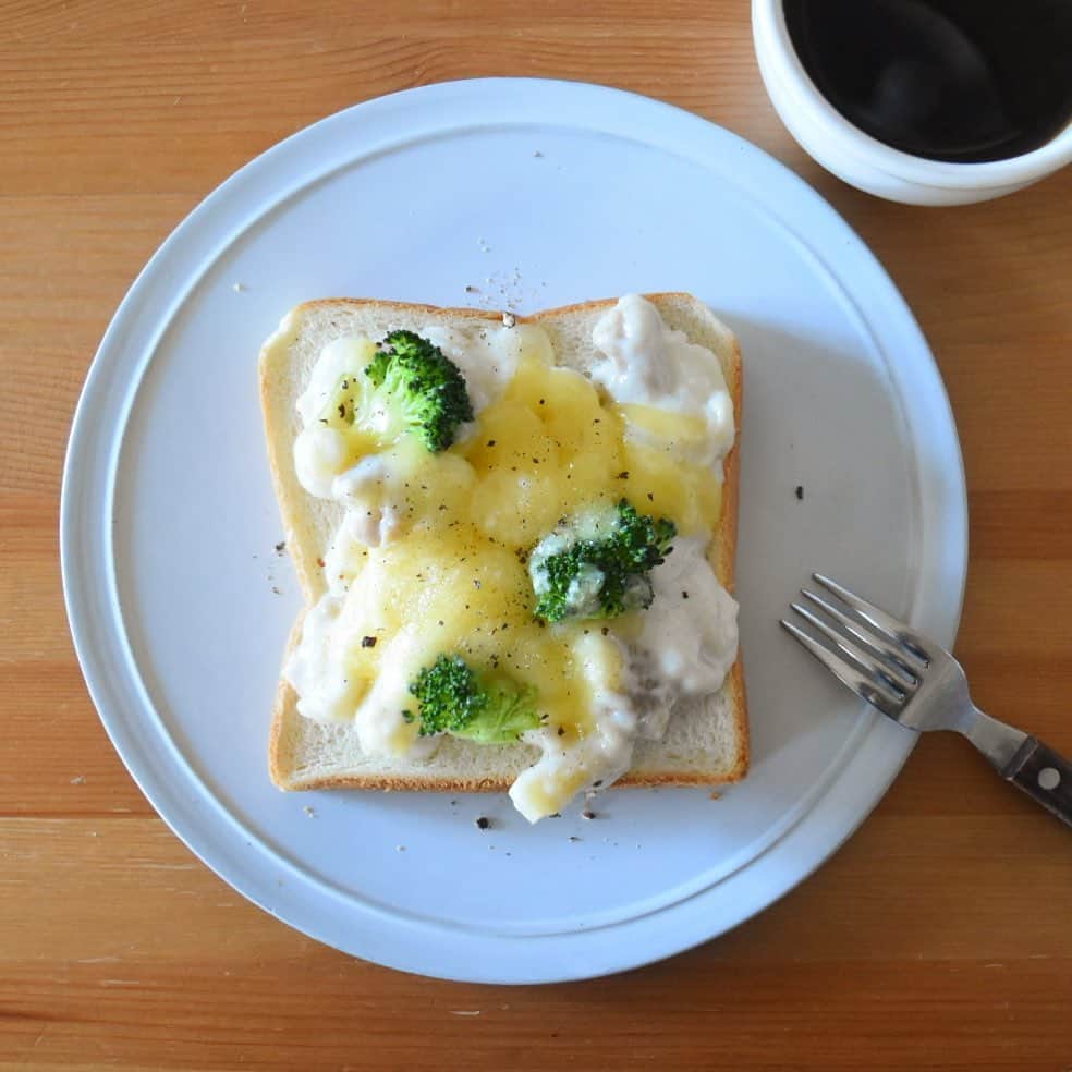 山崎佳のインスタグラム：「Today’s breakfast. 雑なマカロニグラタントースト。」