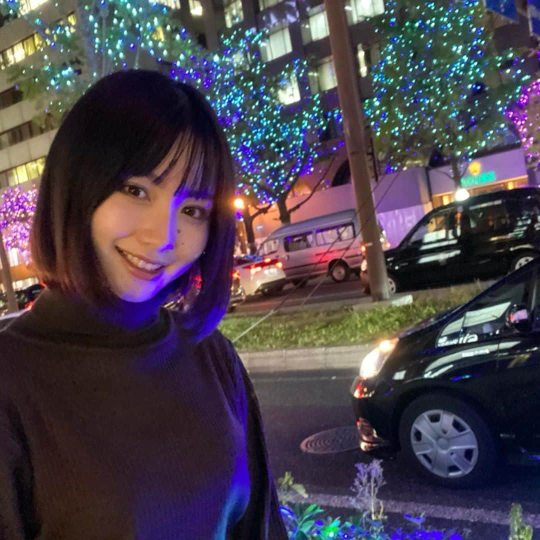 志茂彩奈さんのインスタグラム写真 - (志茂彩奈Instagram)「こんばんは✨  今日は朝から撮影に行ってきました！ 紅葉と共に撮った写真が綺麗だったので今度載せようと思います🍁✨  ここは御堂筋なのですが、一面イルミネーションに😳 もうクリスマス模様🎅🎄 それにしても今日は一日寒くて肩こりがすごいのでしっかり肩をぐるぐる回そうと思います💪 ・ ・ しもぽちも今日を入れて残り11回になりました😕 まだ投票してない方はぜひ１回でも入れてもらえると嬉しいです😭✨ 投票してくださった方、いつも本当にありがとうございます！ みなさんからの大切な1票、私に入れてもらうことができて本当に嬉しいです✨ ・ ・ #ミスキャンパス同志社女子2020 #ミス同女 #ファイナリスト #ミスキャンパス #しもぽち #大阪#難波#御堂筋#イルミネーション#御堂筋イルミネーション #肩こりがすごいんじゃ」11月11日 21時53分 - nayaas___