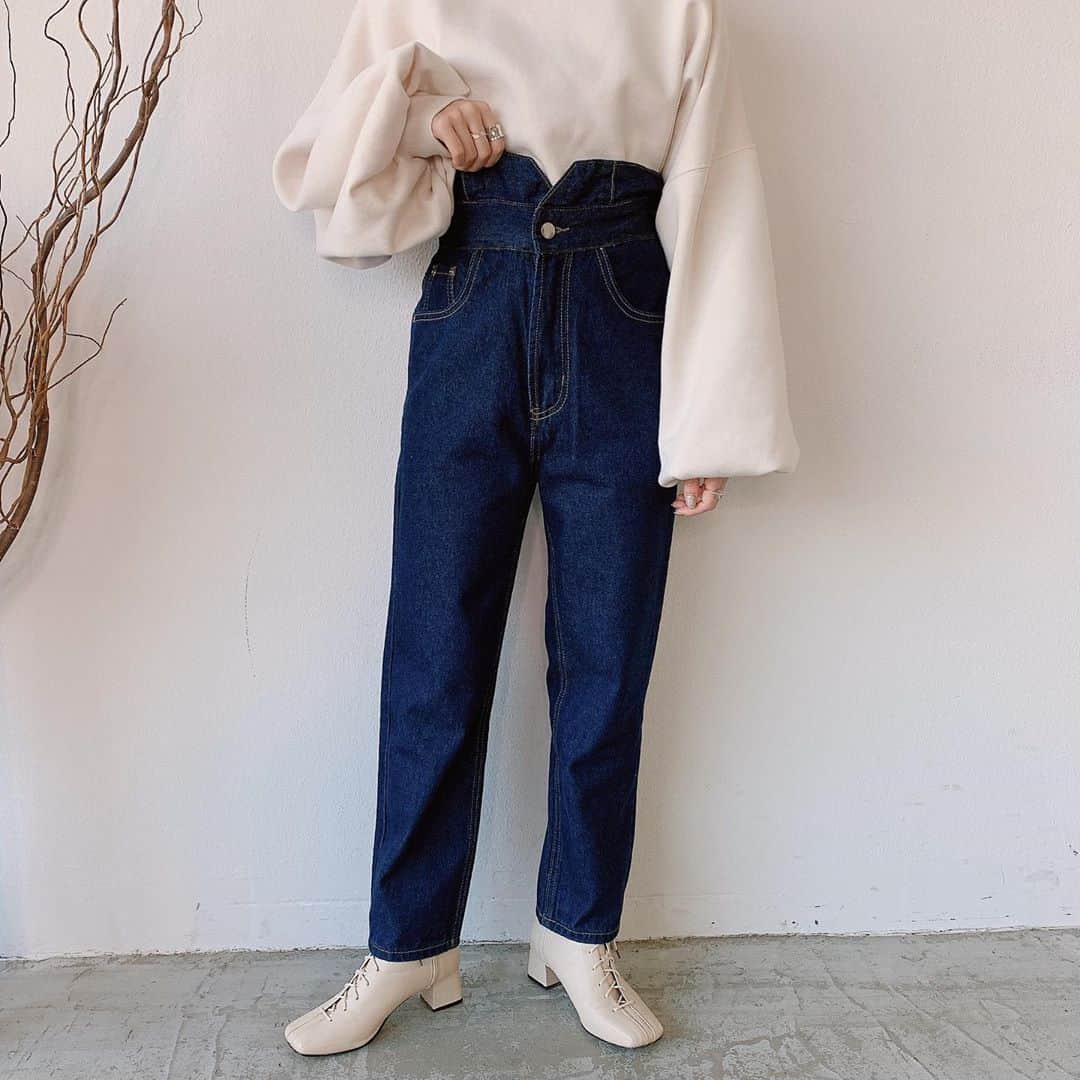Vannie Officialのインスタグラム：「⠀ VANNIEデニム遂に発売開始！ ⠀ ⠀ ハイハイウエストでどんなパンツより脚長効果、細見え効果バツグン！😳 ⠀ ⠀ カラーはデイリー使いしやすいインディゴブルーとホワイト〇 ⠀ ⠀ ラインを拾わないテーパードシルエットで、硬すぎない柔らかいデニムです⸜❤︎⸝‍ ⠀ ⠀ ⠀ ●VANNIEデニム/ハイハイウエストデニム free、S 3,500+tax ⠀ ⠀ ⠀ #vannie_u#ヴァニーユー #ZOZOでしか買えない⠀⠀ お問い合わせはDMまでご連絡ください‪‪☺︎‬」