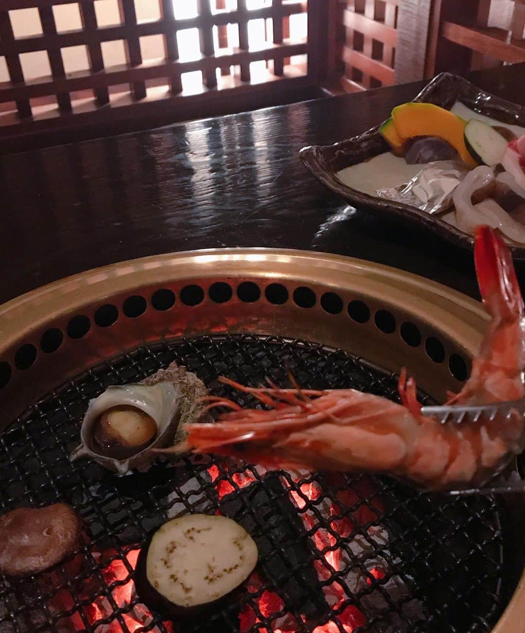 DJ MIYAさんのインスタグラム写真 - (DJ MIYAInstagram)「こんばんわ😃昨日、東京に帰ってきたよーぉぉ⭐︎⭐️⭐︎沖縄すごいよかった💗❤️💓  『ルネッサンスリゾートオキナワ（ルネッサンス沖縄）』の2日目の夜は、  ここ海中レストラン？？ 『海風』うみかじ。  大きな水槽が目の前にあるところで、  炭火焼きのコース❤️  エイサーコース❤️を食べましたぁ。  海鮮に、リブロース、アグー豚に、 ジューシーっていう炊き込みご飯も  とってもどれも美味しかったよ❤️  　  このレストラン自体が、海の中に浮かんでいる感じなの❤️💗  全室オーシャンビューが人気、イルカや🐬動物さんたちに会える大型ホテルー！❤️ ルネッサンスホテルは、香港とL.A（Hollywood）は宿泊したことあるけど、日本では初めて♪  デラックスルームのカテゴリーは、ホテルの8階～10階の高階層❤️にあって眺めがすごーい💗  2020年6月に客室を含め全館リニューアル！  沖縄県国頭郡恩納村山田3425-2  #ルネッサンスリゾートオキナワ #ルネッサンスリゾート #沖縄旅行 #沖縄 #沖縄女子旅 #タビジョ #ラグジュアリーホテル #GOTOトラベル #GOTOトラベルキャンペーン #恩納村 #マリオットホテル  #ホテル宿泊 #宿泊記 #沖縄旅行記 #旅インフルエンサー #旅インスタグラマー #旅ブロガー #インスタグラマー #インフルエンサー #沖縄ホテル  #旅好き女子 #トラベラー #旅スタグラム  #マイトリップmiya #沖縄トリップ #Okinawatravel #沖縄県 #ビーチリゾート #沖縄ホテル　#ひとり旅好き」11月11日 21時55分 - dj_miya