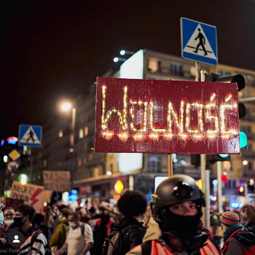 アニヤ・ルービックのインスタグラム：「W Dzień Niepodległości, przypomnijmy sobie czym są; wolność i patriotyzm. 🇵🇱  . Wolność – brak przymusu, rzeczywista możliwość podejmowania wyborów. Wolność polityczna to wolność od prześladowań i strachu.  . Patriotyzm (łac. patria – ojczyzna, gr. patriotes) – postawa szacunku, umiłowania i oddania własnej ojczyźnie.  Patriotyzm jest oparty na poczuciu więzi społecznej, wspólnoty kulturowej oraz solidarności z własnym narodem i całą społecznością! ( źródło Wikipedia)  .  Podkreślam: CAŁĄ SPOŁECZNOŚCIĄ! bez wyjątków!  PH. @daniel_petryczkiewicz_photo #strajkkobiet #wybór #prawakobiet #prawaczlowieka #wolność #niepodelgłość #polska #11listopada」