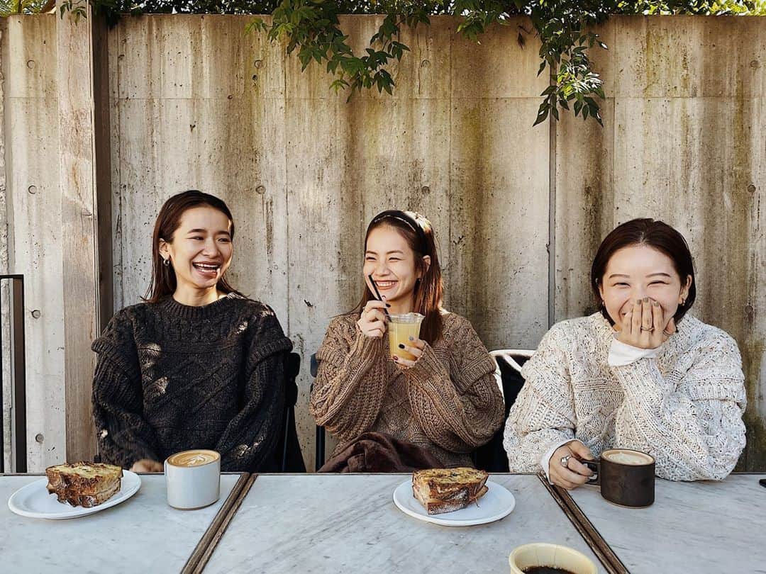 Eri Koyamaのインスタグラム：「. #パワショルケーブルニット 3人でイロチ並ぶとさらに可愛いなぁ😍 . 最後の写真、ちょっとシュールw YouTubeも見てみてね🙈 @ungrid_official のチャンネルから🔍 . @aki_ishikuro_ @ran_tachibana_  @eri_koyama_ . @ungrid_official @ungrid_staffsnap」