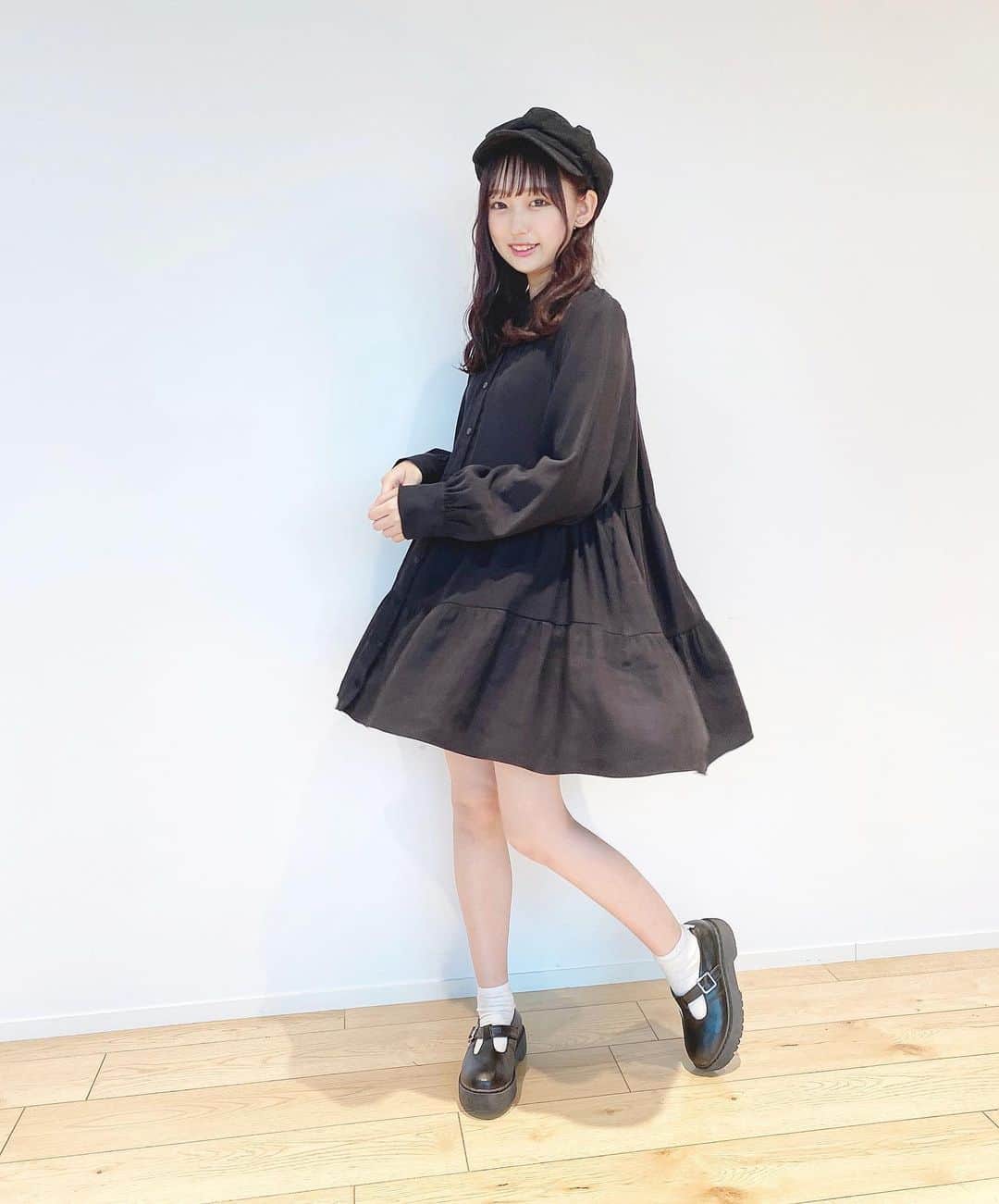 町田穂花のインスタグラム：「. . 個人的にこのポーズが盛れるらしい（？） . 最近お気に入りでよく着てるワンピース‪‪🦋 . 一目惚れして買っちゃったんだ👶🏻🖤 .‪‪ ‪‪❤︎‬onepiece @zara . #zara #zarawoman #黒ワンピース #シャツワンピース #キャスケット #私服コーデ」