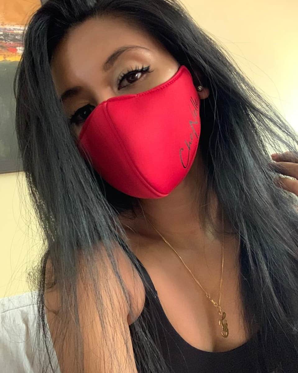 シェネルのインスタグラム：「Yes... we still need masks!  Just a lil advice from me: Wear a mask amongst others to keep them safe.. don’t just make it about you.. and pull it down when you’re by yaself, . no need to be breathing in ya mask 24/7.. fact is.. The world is in some serious chaos, and as positive as I am.. the reality of this pandemic can’t be ignored.   Respect one another’s space and safety.. Link in my bio to order your fave color AND THEY ARE HAND MADE!   love y’all!  Che’nelle.   DESIGNED AND COLLABORATED WITH @riojapan1987   #custommasks #handmademasks #wearamask😷」