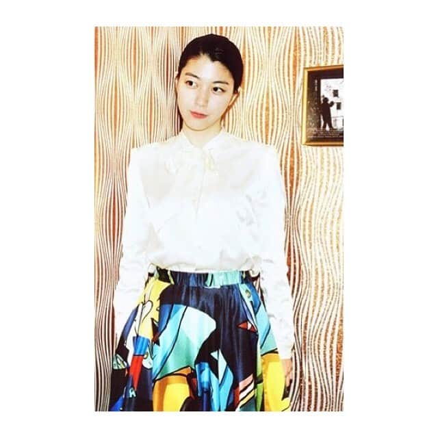 ジュリアン デイヴィッドのインスタグラム：「Repost @magazinestudy The beautiful and talented actress Riko Narumi wearing our silk grendizer skirt and cream shirt styling @oyamadakoji photo @motoyukidaifu 👀🤖」