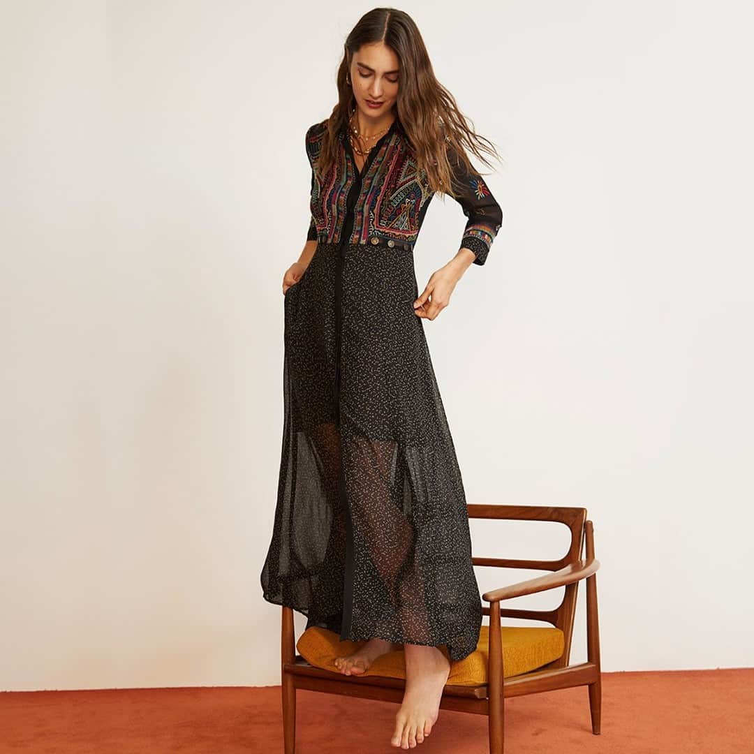 デシグアルのインスタグラム：「Wearing your favourite dress at home? That’s what we call spontaneity!  #CelebrateDifferent」