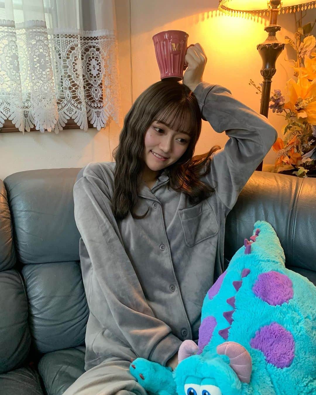 のインスタグラム：「.🌃⭐️ キミが寝る前の最後に思い浮かべるひとになりたいﾍﾗ #しあわせベロアパジャマ」