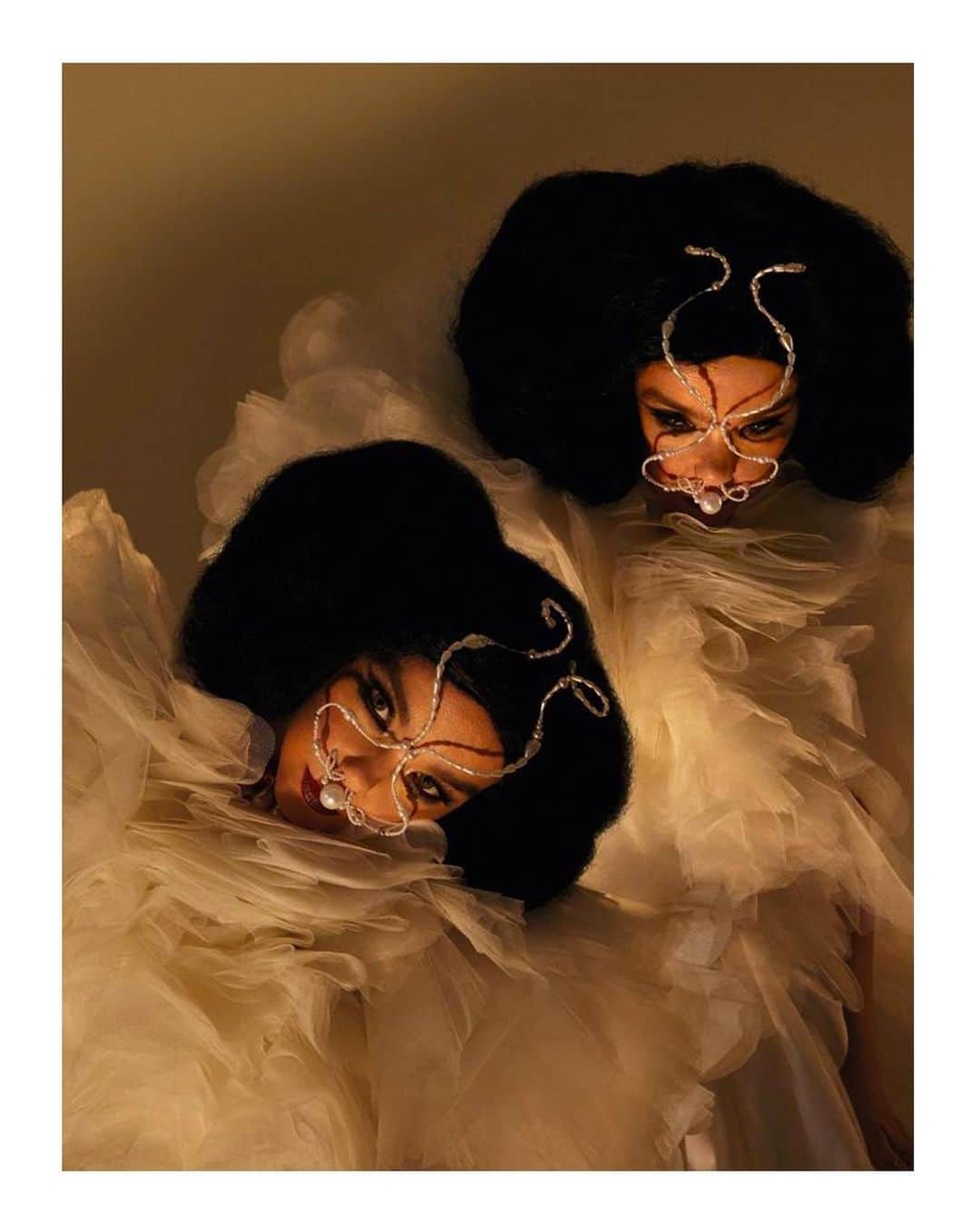 Valentinoさんのインスタグラム写真 - (ValentinoInstagram)「For @i_d magazine’s 40th Anniversary Issue cover story, @bjork was captured in a series of #ValentinoHauteCouture gowns, designed by Creative Director @pppiccioli  Photographers: @mertalas & @macpiggott⁣⁣ Styling: @eddagud⁣⁣ Hair: @katasif  Makeup: @sunnabjorkmakeup  #ValentinoNewsstand」11月11日 22時02分 - maisonvalentino