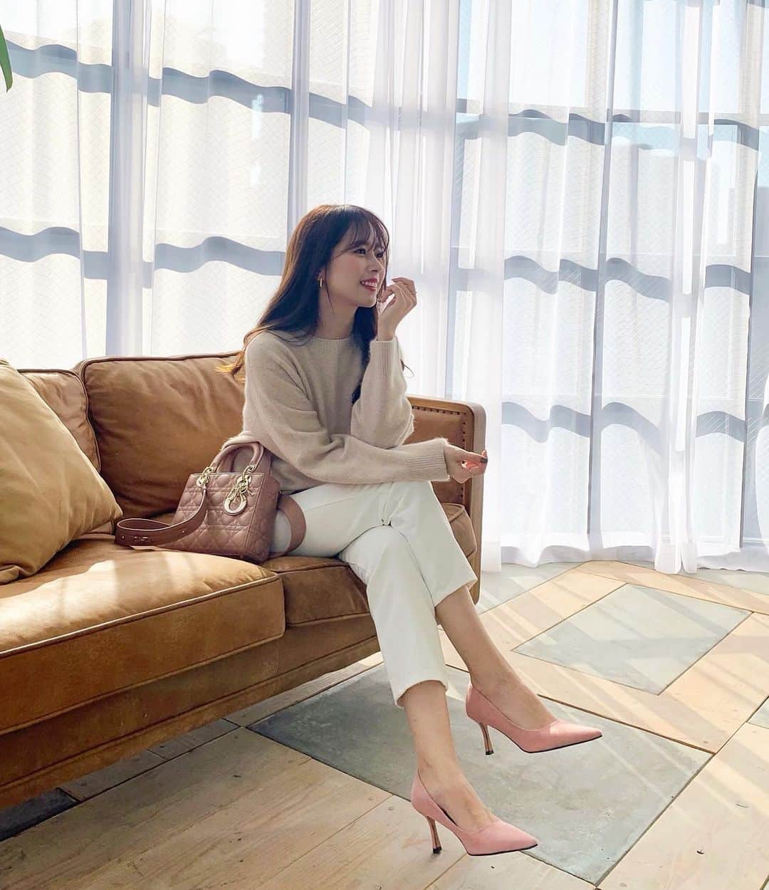 ハンナミのインスタグラム：「昨年着すぎてたくらい お気に入りのラクーンニット🤍 こちらも 再受注販売が決まりました ✨  11月は新作も盛り沢山ですよ -❄︎ 今年もこのコーデしたいな 🍂」
