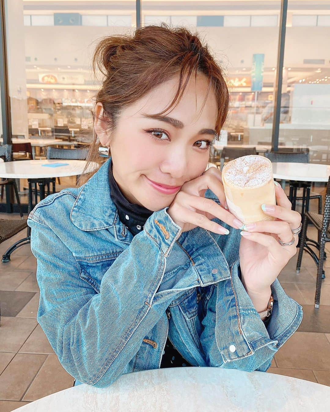 のインスタグラム：「じゃーん🥧✨ どこだか分かる？？ 分かったらすごいw * * 正解は… 📍三井アウトレットパーク 滋賀竜王 ▶︎ @mitsuioutlet * * 先月の10周年セールのときに行ってきた♡ どのお店もセールたくさんしてて 10周年限定アイテムがあったりと めっちゃお得やった💫 * * なんとその10周年セールの第2弾が 【11/18〜12/6】 でまたまた開催されるらしいです📣 * * アウトレットはほぼ 屋外だから気持ち的にも安心やし フードコートも全席 飛散防止フィルムがはられてて◎ テラス席や屋外席もあるし なんと！ ワンちゃんと入れるスペースもあって🐶♡ * * 10周年期間中は他にも お得なキャンペーンたくさんしてるから 遊びに行ってみてね🌈 * * PS. 屋台みたいなところで売ってた このみたらし団子が とっても美味しかった🥺♥️🍡 また食べたい。。。 コーデのブランドは 5枚目にタグ付けしたよ🏷♡ * * * #三井アウトレットパーク滋賀竜王 #竜王アウトレット #10周年セール #滋賀観光 #滋賀ランチ #飯テロ#みたらし団子#ミヤコケーキ #ドットワンピース#unik#ユニックコーデ #エコバッグ#sahabyelliee」