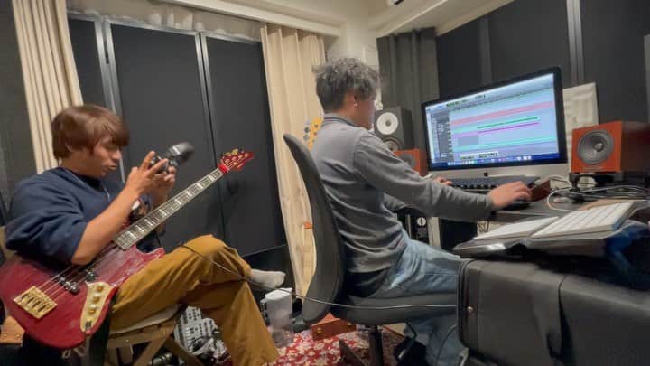 井澤惇のインスタグラム：「ベースの日。the fin.のYutoの家でRec。早々にレコーディングを終えたのでみんなでおつかれヤキニク。 #ベースの日」