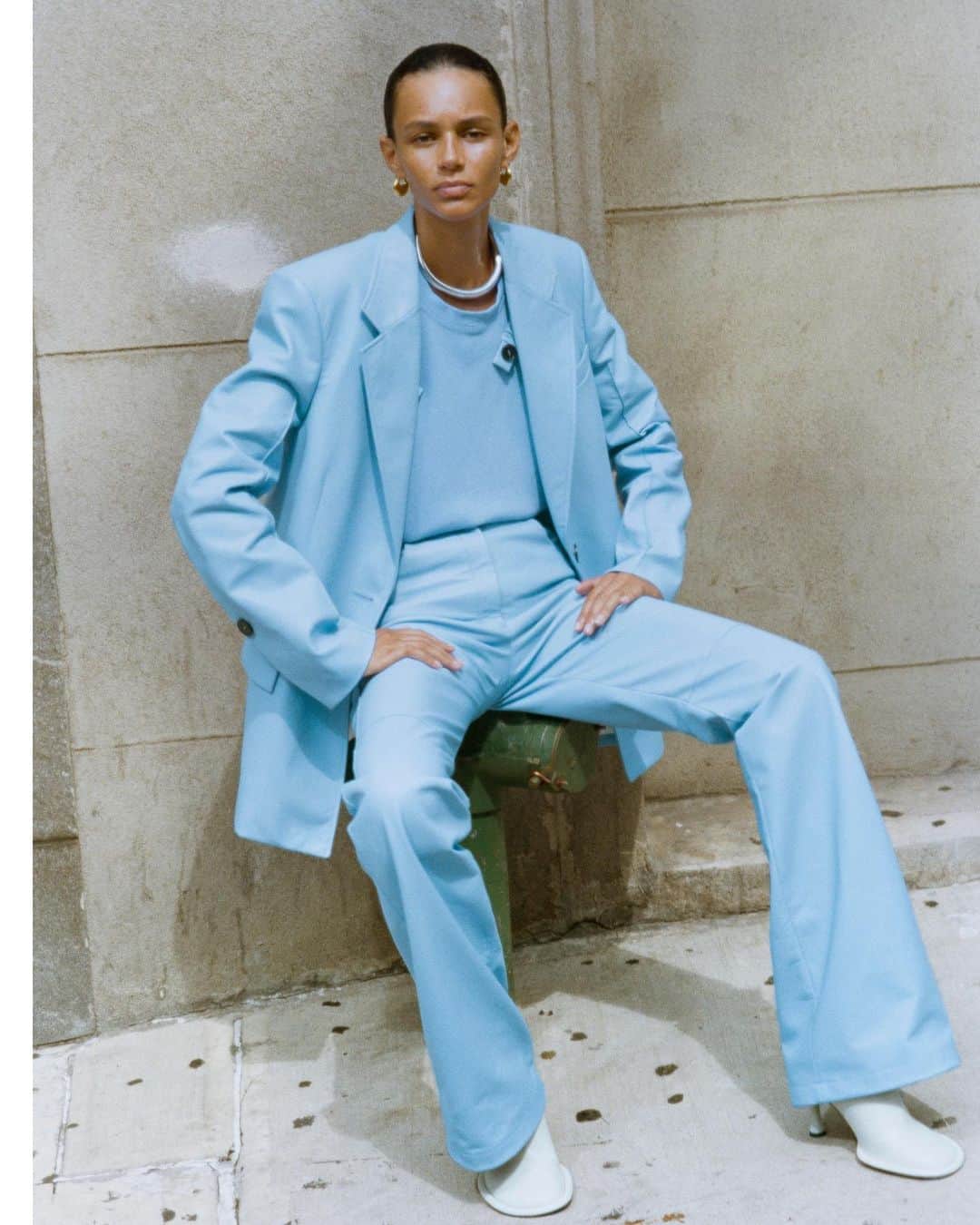 プロエンザスクーラーのインスタグラム：「The Spring Summer 2021 collection photographed by @danielpshea in New York, presented in a new book Proenza Schouler 2020 New York featuring @binxwalton and @saskiadebrauw  - Styling @brian__molloy  Art Direction @pmsnypms  Casting @ashleybrokaw  Hair @tamastuzes  Make Up @raisaflowers  Set Design @frau.juliawagner  Jewelry @sophiebuhai - With thanks to @nyfw and @fashionweek and L’Oréal #proenzaschouler」