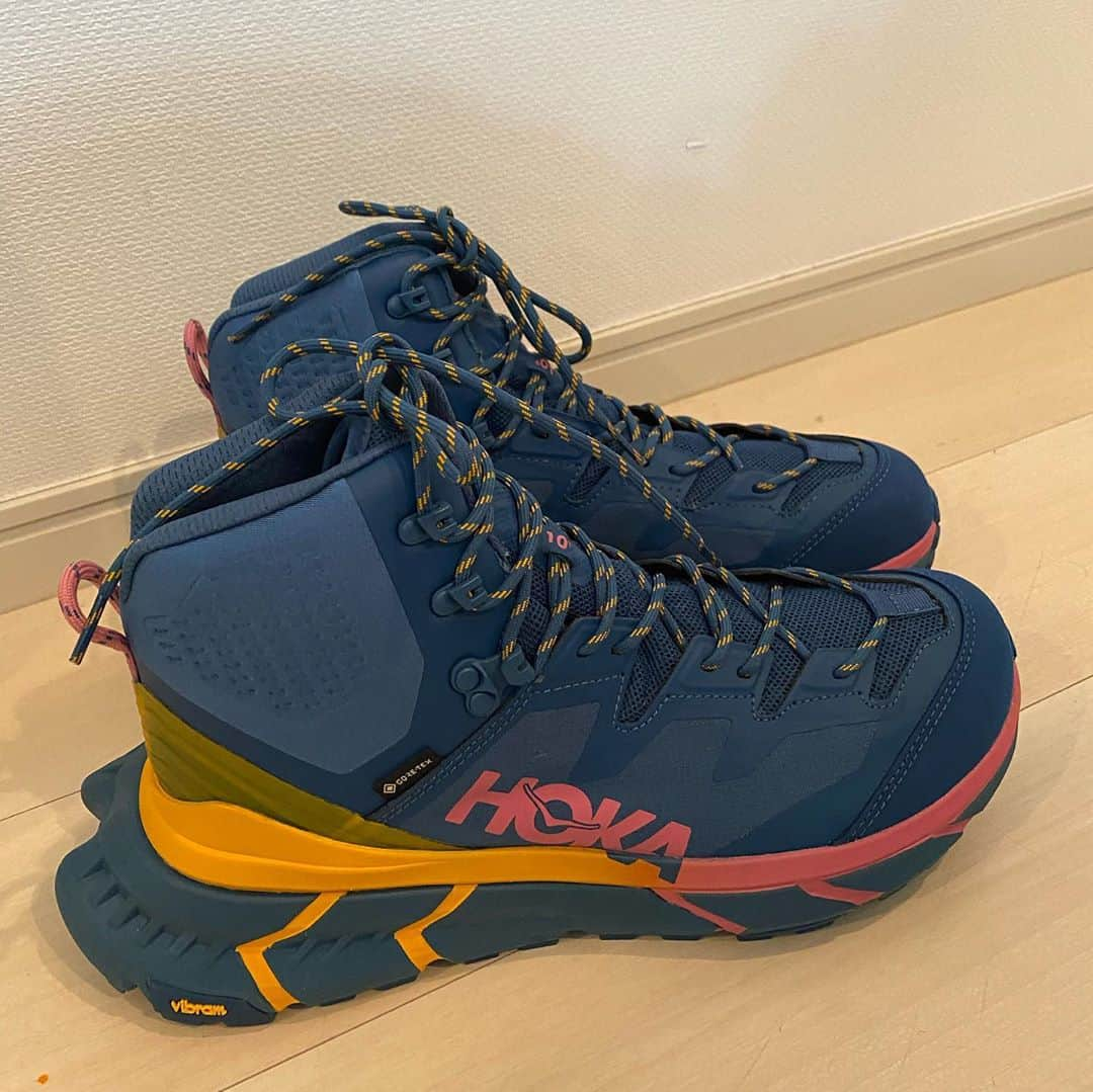 東野幸治さんのインスタグラム写真 - (東野幸治Instagram)「HOKA ONE ONEの 新しいハイキングブーツ TenNine Hike GTXが吉本に送られてきました。なんやコレ！革新的過ぎるやろ！近未来過ぎる！早く履きたい！東野登山隊で履いて行こう！」11月11日 22時08分 - higashinodesu