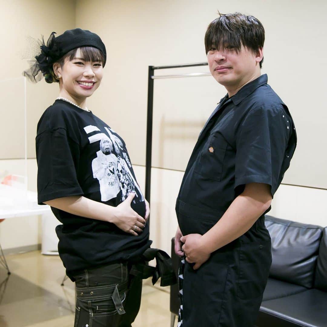 ichigoのインスタグラム：「それと私事ですがっ ただいま妊娠6ヶ月なんです〜☻ 気づいた〜☻？笑 （お医者さまにちゃんと許可をいただいてのLIVEだったので安心してねっ）  3月末リリース予定なのでこの冬は巣ごもりします笑 そして強い母ゴリラとなるため精進して参りますので、これからも見守っててくださいっ🥺✨✨ YouTubeのコメントでも、Twitterでもたくさんのお祝いの言葉をいただいてめちゃめちゃうれしいです。みんなの応援を支えにがんばる！！ありがとう！！！  #妊娠報告写真に #みっちゃんを付き合わせる #いまちょうど同じくらい笑 #こっから追い越していく」