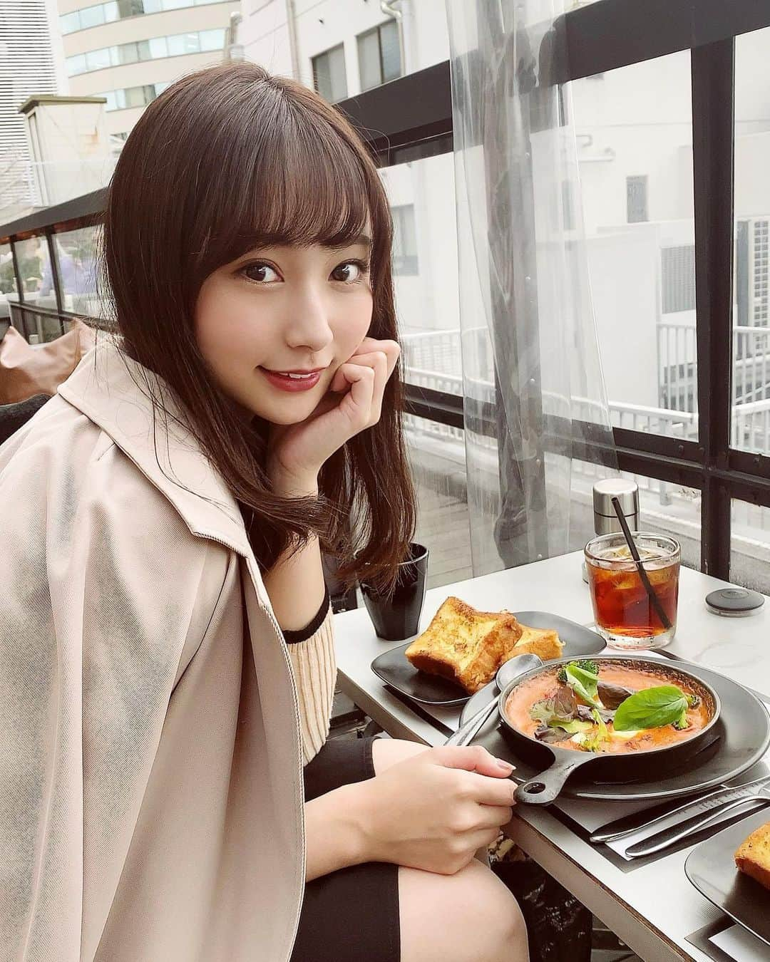 米徳京花のインスタグラム：「. テラスでお友達とランチした日🍳🍳   オマール海老のビスク 美味し過ぎて一瞬でなくなりました🦞 　 　 #マーサーブランチ #マーサーカフェ #mercerbrunchterracehousetokyo #表参道ランチ #東京ランチ #mercerbrunch #カフェ巡り #表参道カフェ #青山カフェ #青山ランチ #テラスランチ #フレンチトースト #omotesandocafe」