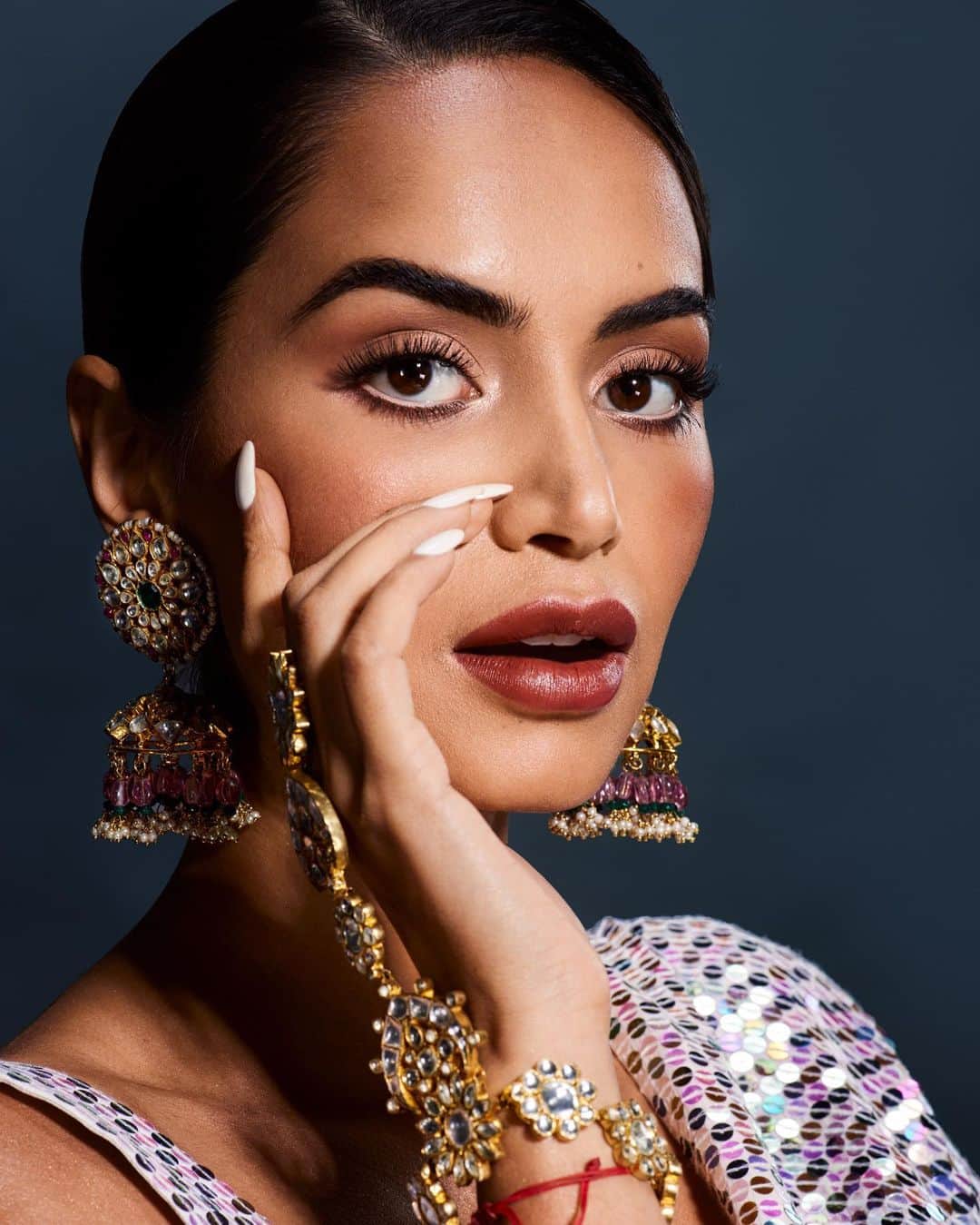 Diipa Büller-Khoslaのインスタグラム：「Look 2 for #PandemicDiwali is this incredible Tabān Polka dot sari from @manishmalhotra05 @manishmalhotraworld  Rate my look: 1-10! ❤️   Art Direction: @bridelanindia & @pedrojjdias  Photography: @studiomartijnsenders  Make-up: @lorinmamomakeup @ctilburymakeup  Jewelry: @rianajewellery  Assisted by: @lu.eva1 @asgfhj @bartterbraak @milan_hopstaken」