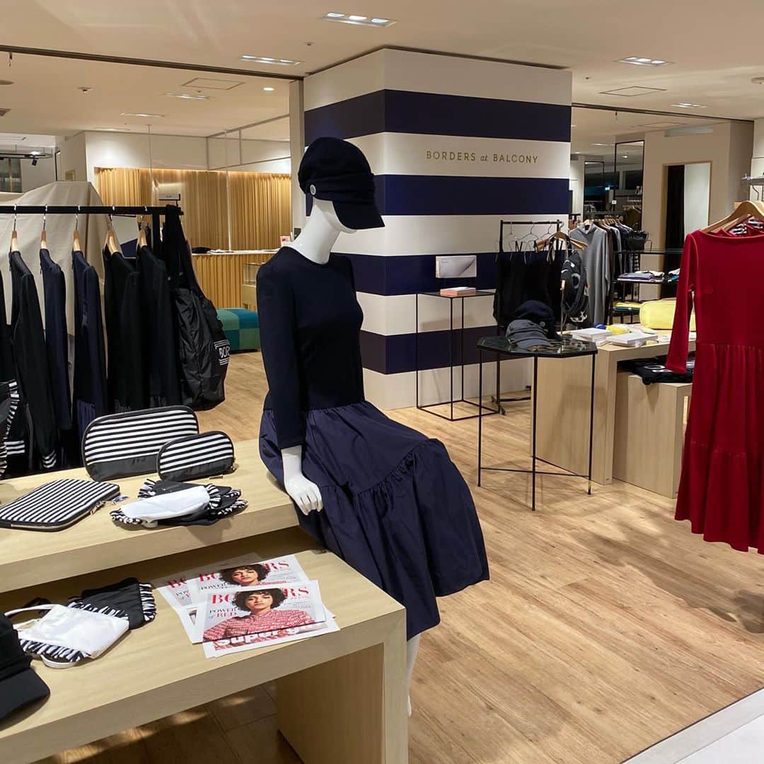 BORDERS at BALCONYのインスタグラム：「いよいよ本日からスタートしました！ BORDERS at BALCONY  POP UP STOREイベント！！  玉川タカシマヤからスタートしました！ オープンから沢山の方にご来店いただき、ありがとうございます☺️  秋冬コレクションの中から人気アイテムを厳選してお届け✨ そして、今回の限定コレクションも見逃せないラインナップです！  普段はオンラインストアでしかお取り扱いのない商品も、 お手にとってご覧いただける貴重な機会となっております👀✨✨  是非お見逃しなく！！  ※ お電話でのご注文やご予約については、開催店舗により異なる可能性がございます。 お手数ですが、お電話にてお問い合わせくださいませ。 開催店舗の詳細は、プロフィールトップからボーダーズ 公式サイト⇨ニュースページをご覧ください💡  #bordersatbalcony #borders #ボーダーズ #ボーダーズアットバルコニー #柴田陽子 #popupshop #event」