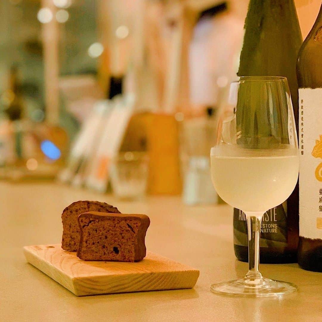 Minimal-BeantoBarChocolate-さんのインスタグラム写真 - (Minimal-BeantoBarChocolate-Instagram)「お酒×ガトーショコラ🍫﻿ ガトーショコラ専門店の代々木上原店は、毎週金曜のみ22時まで営業しています。﻿ ﻿ 金曜日限定のナチュールワインや日本酒、チョコレートとの特別なペアリングメニューもご用意しています👨‍🍳﻿ ﻿ お仕事帰りに癒しの1杯、気軽にお立ち寄りください🍷﻿ ﻿ #MinimalChocolate #MinimalBeanToBarChocolate #BeanToBar #BeanToBarChocolate #craftchocolate #ミニマルチョコレート #ミニマルビーントゥバーチョコレート #ビーントゥバー #板チョコ #クラフトチョコレート #カカオ #スイーツ部 #手土産 #東京カフェ #カフェ巡り #東京グルメ #tokyo #おやつの時間 #今日のおやつ  #限定スイーツ #チョコレート #パティスリー #代々木上原 #代々木上原グルメ #代々木上原カフェ #ガトーショコラ #ナチュールワイン #自然派ワイン #ペアリング」11月11日 22時12分 - minimal_beantobarchocolate