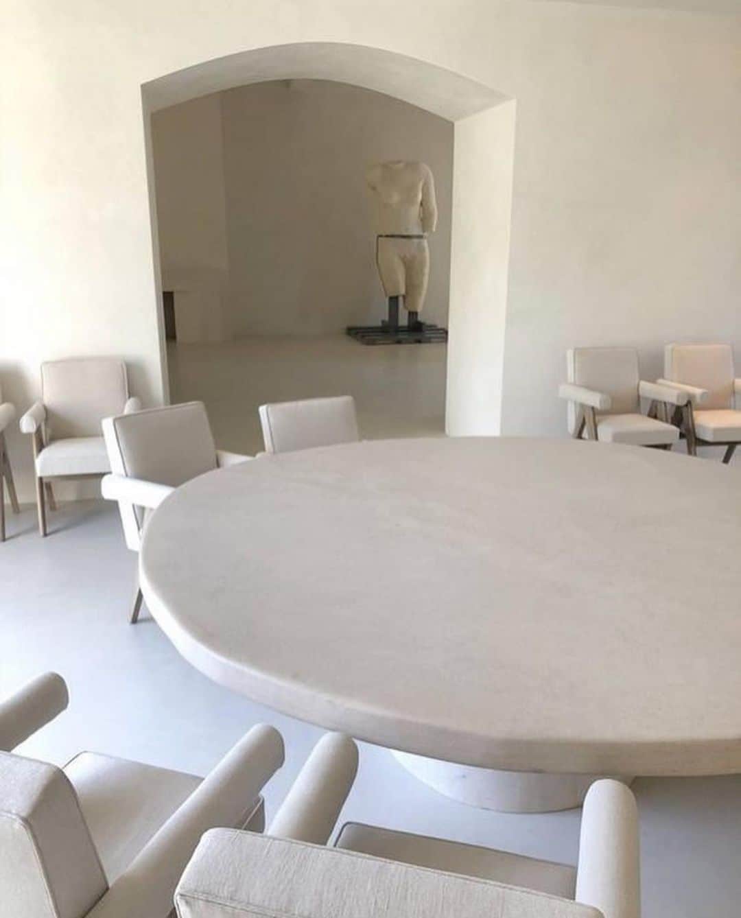 ペニーレ・タイスベックのインスタグラム：「Some of my favorite dining table references - inspiration for our new home🤍  Found some pictures on pinterest - please tag if you know the original source 🤍」