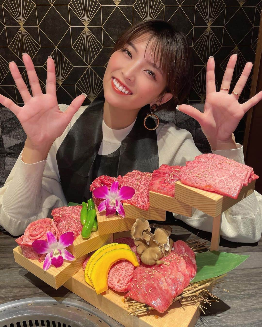 ききまるさんのインスタグラム写真 - (ききまるInstagram)「もりもりー！ . 今日は銀座にある焼肉千利さんに♪ @yakiniku_senri . 贅沢黒毛和牛6段盛り合わせ❤️ 爆食！！！！ . 約1年前から　@ys.dentalcure さんで 裏側矯正をしてもらってるんだけど、 矯正中でも何でも食べれる🥳🥳🥳 . 矯正する前は食べれなくなるのかなって不安だったけどノンストレスで矯正できてるよ！！ . . 【焼肉千利】 📍東京都中央区銀座７－３－８銀座7丁目プレイス8階 . .  #焼肉千利 #銀座焼肉 #銀座ディナー #銀座デート #銀座個室 #ginzagourmet #pr #裏側矯正 #矯正女子 #歯科矯正 #歯科矯正ごはん #歯科矯正女子 #裏側矯正中 #裏側矯正のある生活 #裏側矯正してても食べれる #ワイズデンタルキュア #銀座グルメ #東京グルメ #グルメスタグラム #グルメ女子 #グルメ部 #グルメ旅 #グルメ巡り #ききグルメ」11月11日 22時16分 - kikigram_97