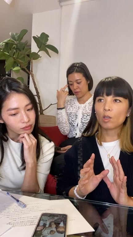 ボーダーズ アット バルコニーのインスタグラム：「今回はいつもの3人でみなさまのお悩み相談や質問にお答えしております😊 みなさん温かいコメント、沢山ありがとうございました❣️✨ Listen To Herのお申し込みはプロフィールURLよりよろしくお願いします！そしてシバジムメンバーの応募は、シバジムHPのリクルートページをご覧ください🙏🏻みなさんお待ちしてますよ〜❗️ #yokosroom #お悩み相談#シバジム#shibajimu#ブランディング」