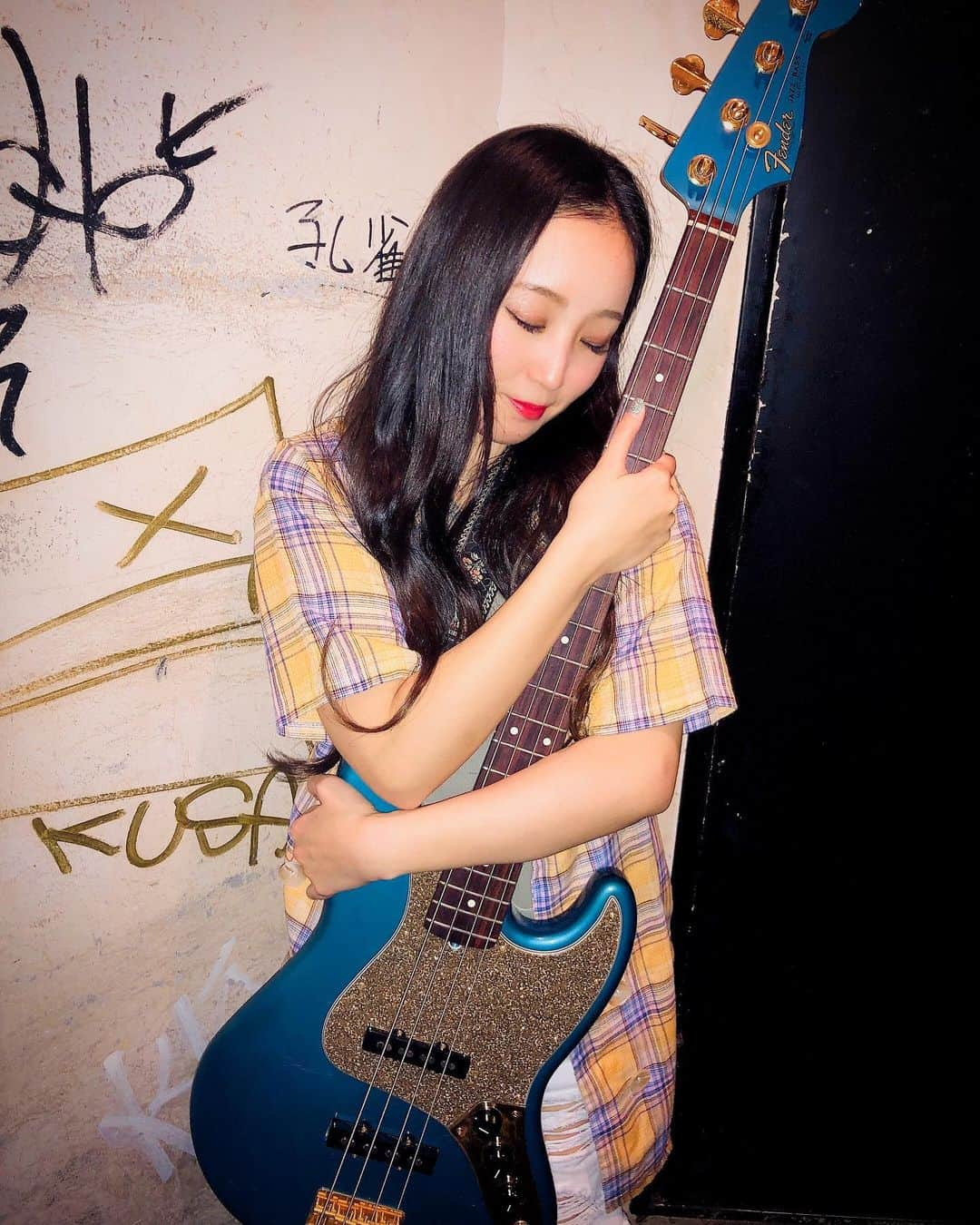 NOHANAのインスタグラム：「・ #必殺ポーズ 🦸‍♀️ (そろそろ他のポーズほしいね？🤣) ・ #ベースの日 #bass #bassgirl #bassist  #ベース女子#11月11日 #happybassday #fender #jazzbass #CHECKME #ちぇくみ #ドラキン #ステレオポニー」