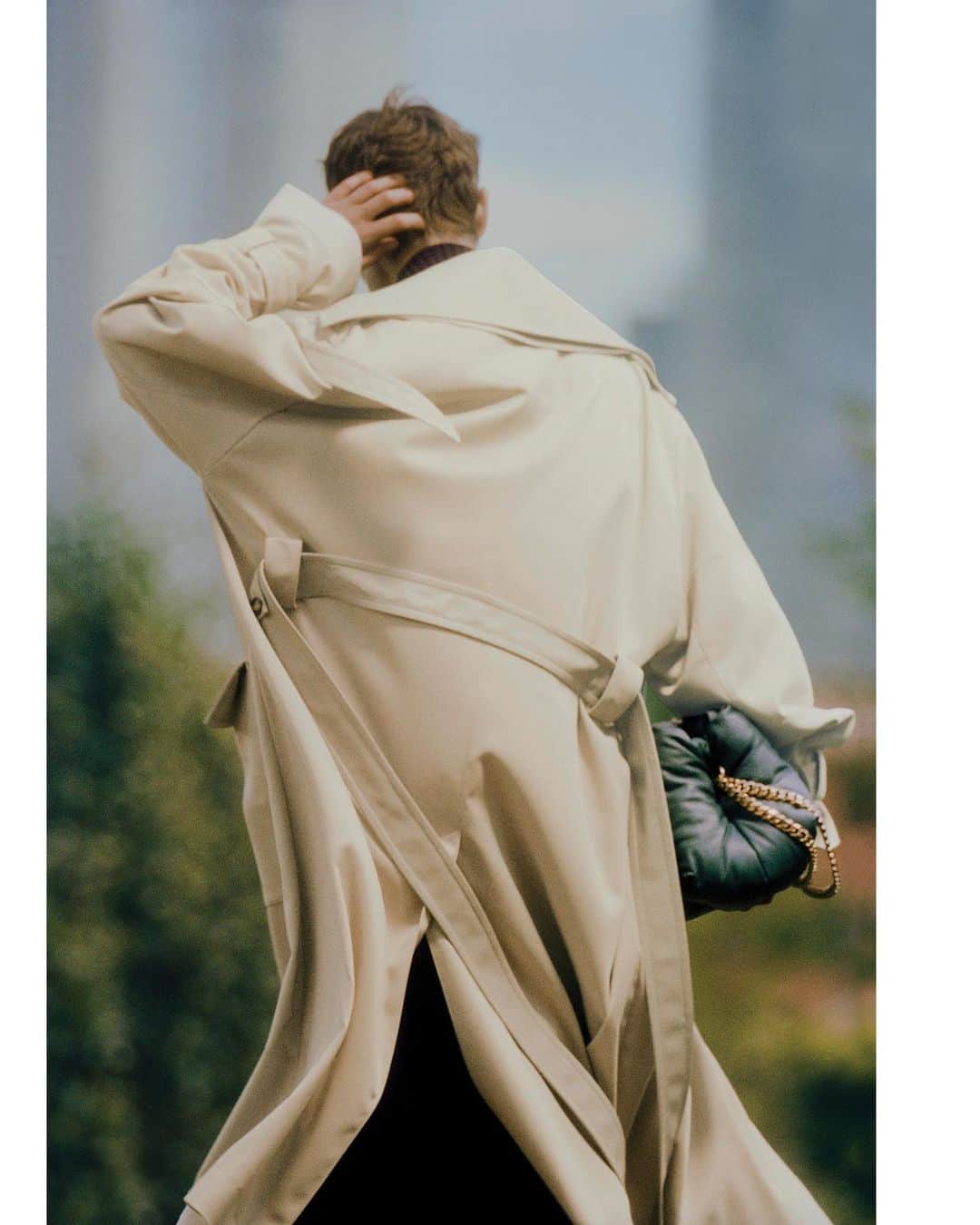プロエンザスクーラーのインスタグラム：「What are we missing most during these extraordinary times? @danielpshea captures the Spring Summer 2021 collection as seen in our loved city New York, featuring @saskiadebrauw and @binxwalton  - Styling @brian__molloy  Art Direction @pmsnypms  Casting @ashleybrokaw  Hair @tamastuzes  Make Up @raisaflowers  Set Design @frau.juliawagner  Jewelry @sophiebuhai - With thanks to @nyfw @fashionweek and L’Oréal #proenzaschouler」