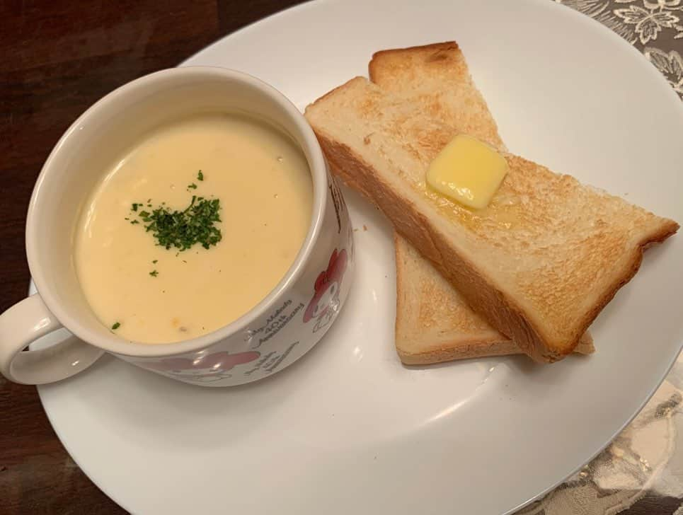 譜久村聖さんのインスタグラム写真 - (譜久村聖Instagram)「大好きな食パン〜🍞よく親が買ってきてくれます&キャンベルのスープ このスープ、家ではなぜかこの2種類を混ぜて作るんですよね〜 どちらも最高です!!   #ランチ  #ペリカン食パン  #キャンベル #morningmusume20 #モーニング娘20 #譜久村聖」11月11日 22時22分 - mizuki_fukumura.official