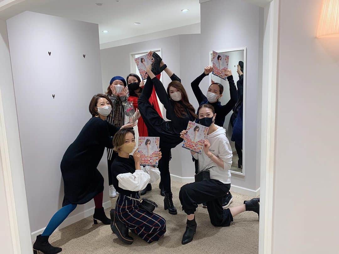のインスタグラム：「☺︎ ☺︎ ☺︎ ☺︎ ☺︎ 幸せなお写真❤︎ . 人恋しい今日この頃... 大切な大切な宝塚の仲間に逢えて... 嬉しすぎるとしてしまう #ビールマン をしたのでした❤︎ . まいちゃん だいさん まんちゃん みほ たそちゃま ゆりこちゃん ありがとぉぉぉぉぉぉ！ . さいっこうに幸せでした💓💓💓 (個別写真は別口で) . LOVE＆SMILE #天玲美音 ☺︎ . #宝塚 #宝塚歌劇団 #宝塚og #タカラジェンヌ #元宝塚 #春花きらら さん  @maiko_kirara  #鳳翔大 さん  @dai_hosho_official  #貴千碧 さん  @ao_takachi  #咲希あかね さん　@akane_saki  #天真みちる さん  @tenma.michiru.mixer  . . #ガーベラ #静岡県 #花 #flower #gerbera #shizuoka #花のある暮らし #花MION #お花をあなたに #ガーベラ女神大使 #ビールマンMION」