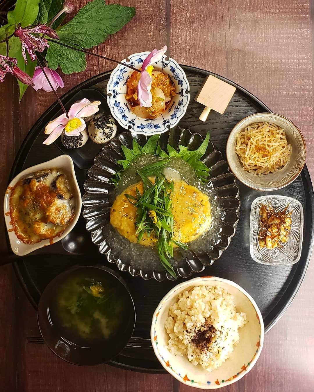 のインスタグラム：「「まごわやさしい」定食  明日は外食なので 今日も定食  たまたまある物で作っていたら、恩師の杏林予防医学の山田豊文先生の推奨する"まごわやさしい"の献立になっていました。  ま→ 豆(味噌汁)﻿﻿ ご→ ゴマ(海老いもにごま塩)﻿﻿ わ→ ワカメ海藻(生のりの味噌汁)﻿﻿ や→ 野菜(キムチ、白滝とボッタ　　　　ルガ炒め、ネギ、紫蘇、大根)﻿﻿ さ→ 魚(鯵のハンバーグみぞれ餡か　　　け、くるみときびなごの佃煮、　　　帆立キムチ)﻿﻿ し→ 椎茸、茸(茄子とマッシュルーム　　の豆乳グラタン)﻿﻿ ﻿い→芋(海老芋)﻿ 玄米﻿﻿ ﻿﻿ これらを意識して献立を作ると簡単に健康な献立が出来上がりますﾈ😉﻿  #フードセラピスト #フードスタイリスト #細胞環境デザイン学 #知っておくと便利 #志保定食 #大河内志保」