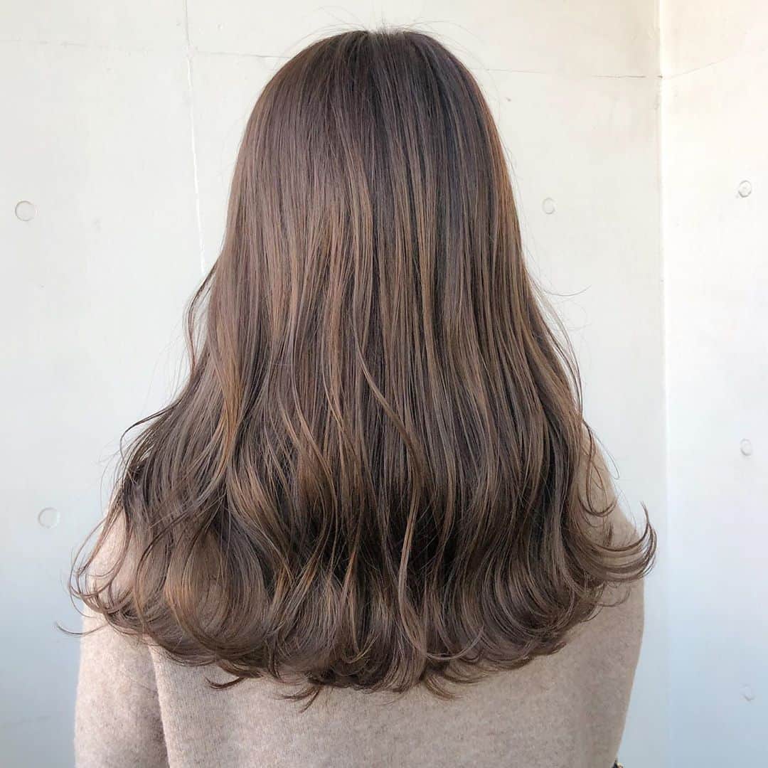 濱田杏奈さんのインスタグラム写真 - (濱田杏奈Instagram)「. . latte beige 📦🤎🍂 . 透け感も艶感も抜群で冬にぴったり 🌨 色落ちも綺麗になる様に配合しています 。 . 髪のお悩み何でもご相談くださいませ 🤍 . . #hamada_hair」11月11日 22時36分 - hamada_out
