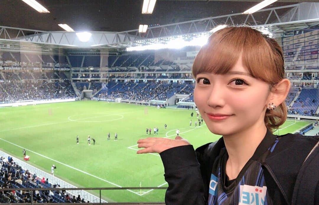 東馬場ななのインスタグラム：「💙 強い強いガンバ〜😍 今日は久しぶりにパナスタライブでの スコア予想が当たりました😝 次は土曜日💪💪💪 . #手の上に選手の皆さんが乗るようにしてみた 笑 #ガンバ大阪」