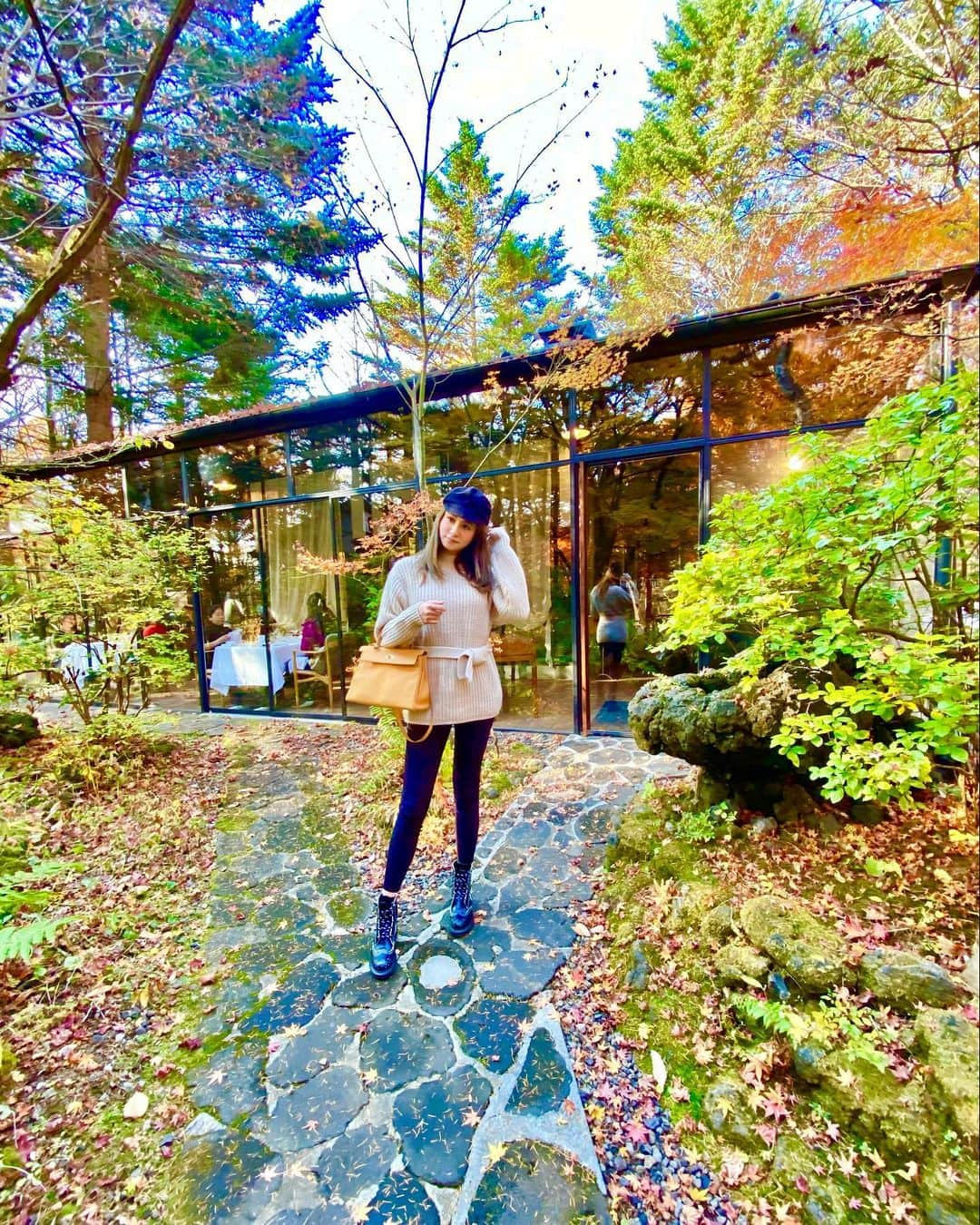 平山美春さんのインスタグラム写真 - (平山美春Instagram)「Japanese autumn leaves 🍁 先週末は紅葉を見に軽井沢の別荘へ🍁 本当に綺麗な時期だった✨ . 今シーズンはもう軽井沢に来れるのも最後かな😌ゆっくりできて更に軽井沢が好きになった✨ . #軽井沢 #紅葉 #紅葉狩り  #autumn #autumnleaves  #karuizawa #trip」11月11日 22時31分 - miharuhirayama